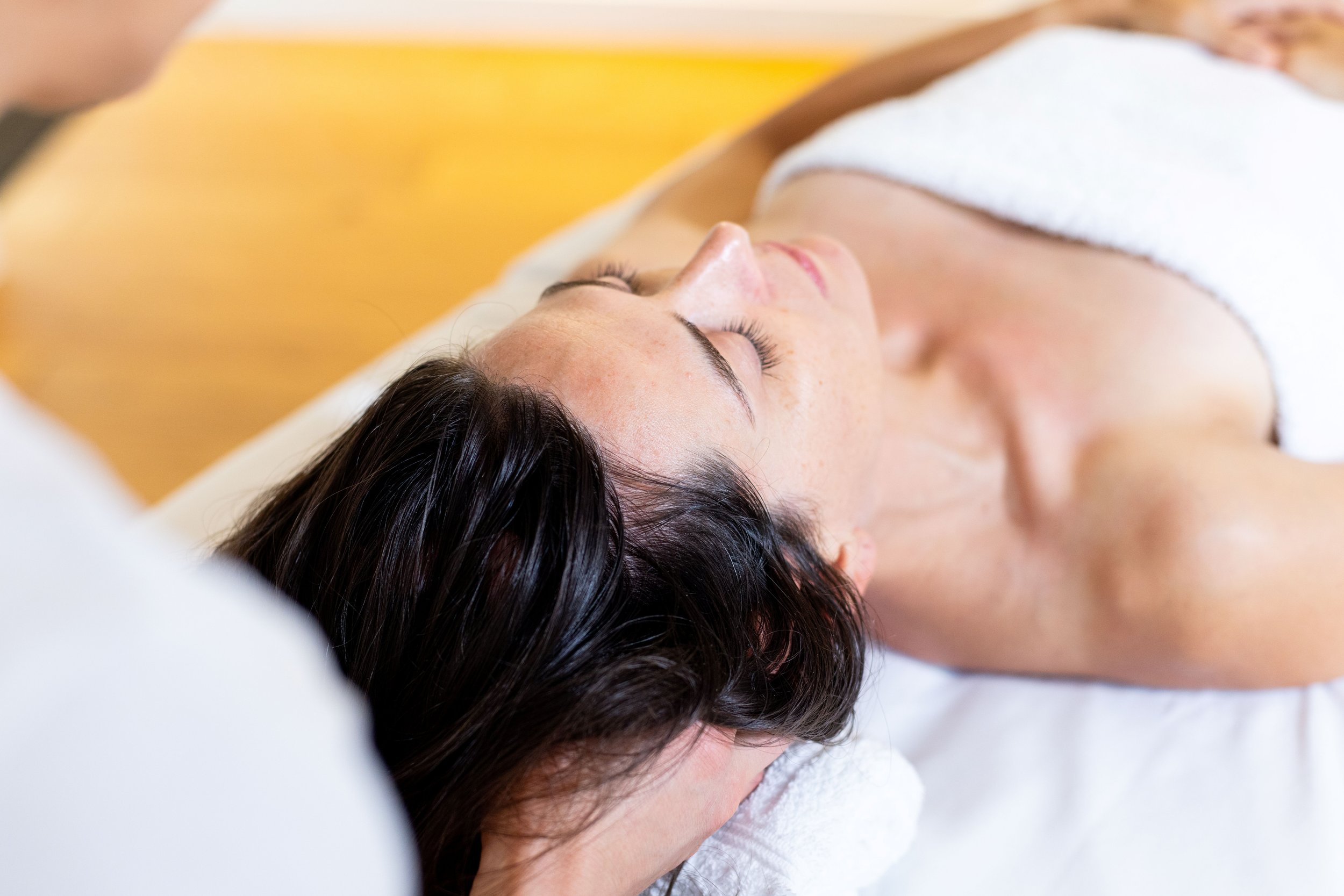 massage bien-être du cuir chevelu par une kinésithérapeute