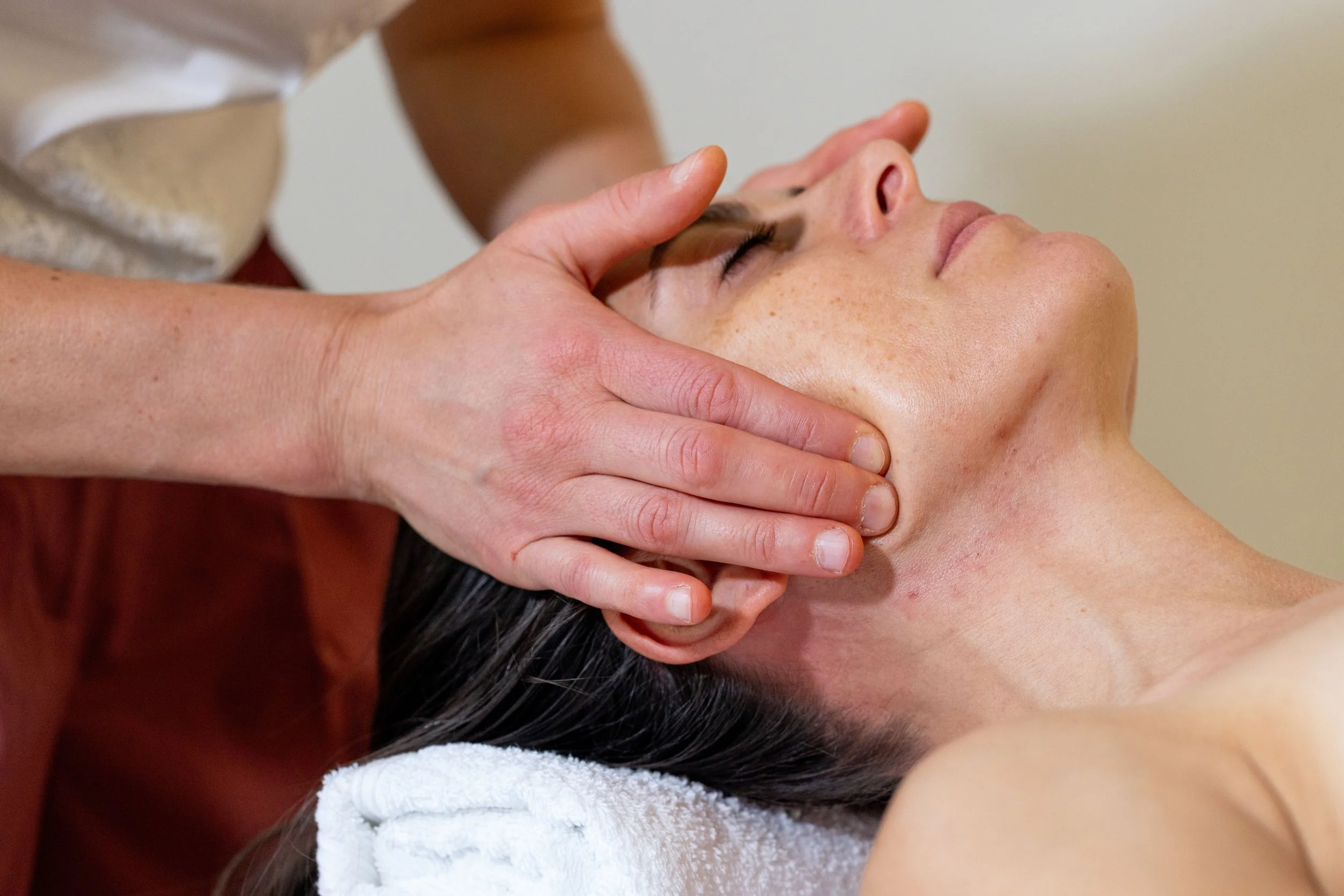 patiente qui reçoit un massage des masséters dans le cas de cercialgies