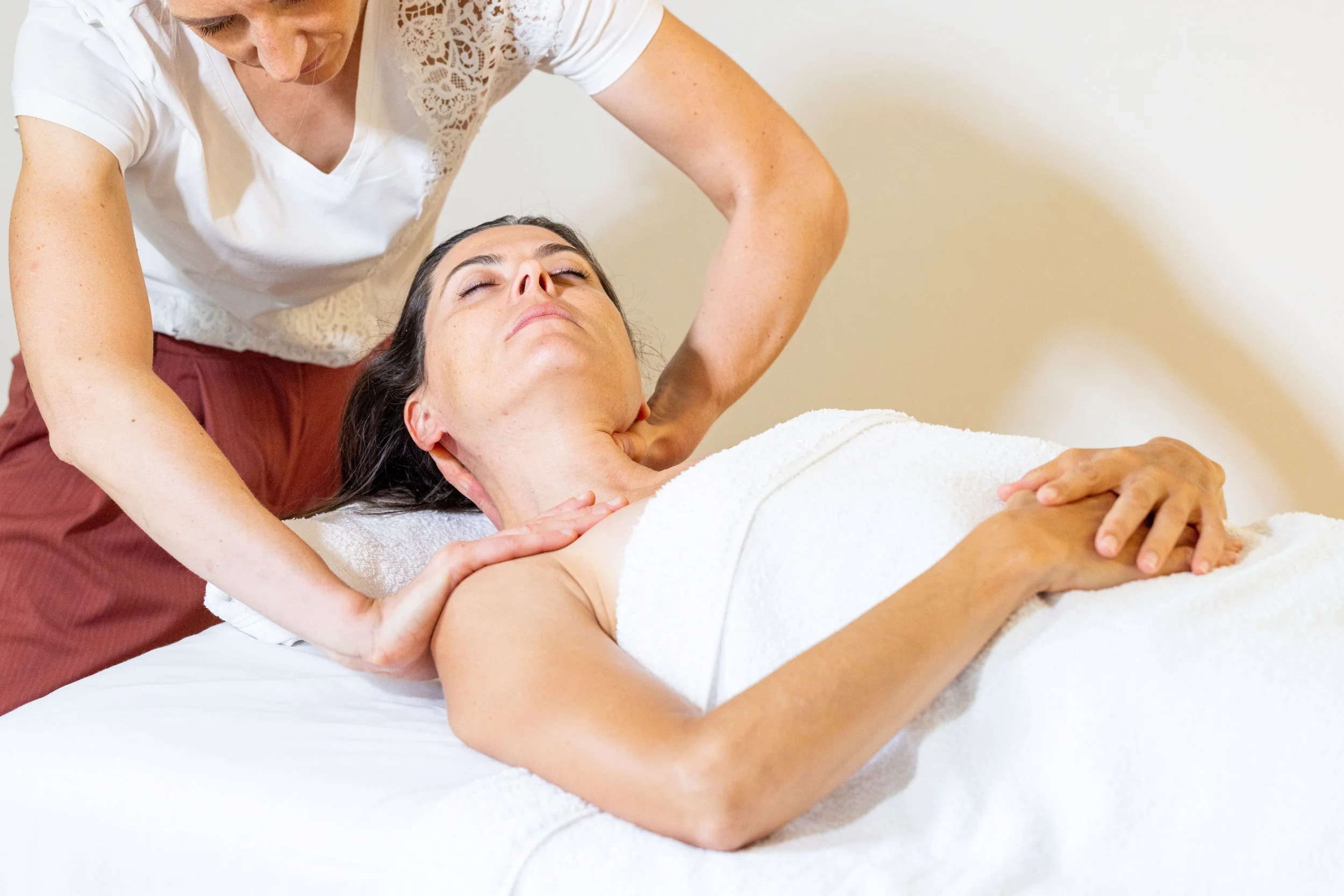 deux femmes, une kinésithérapeute, une patiente, pour un massage cervical et mobilisation cervicale