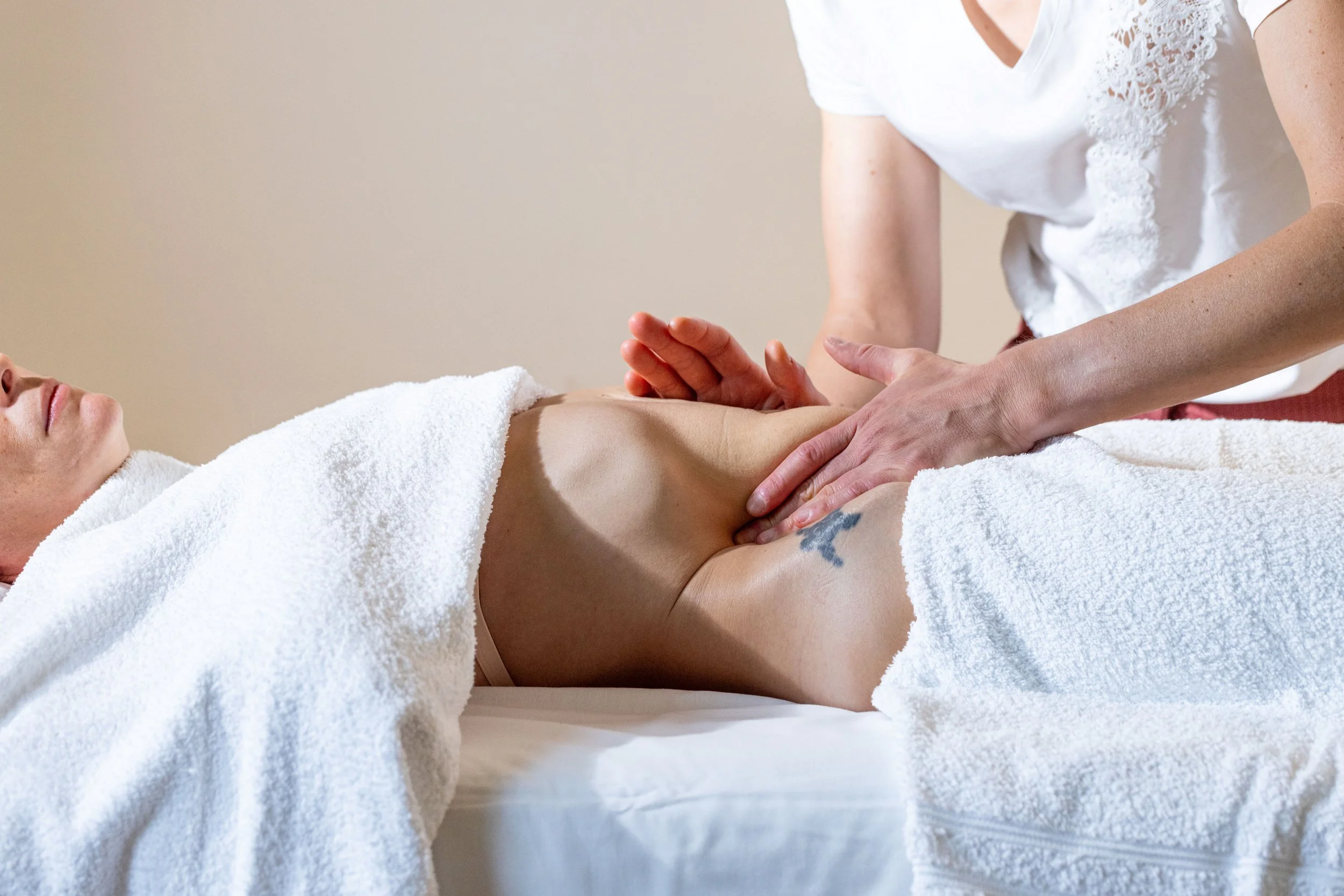 Massage viscéral et abdominal réalisé par une masseur-kinésithérapeute dans son cabinet à Cambo-les-Bains