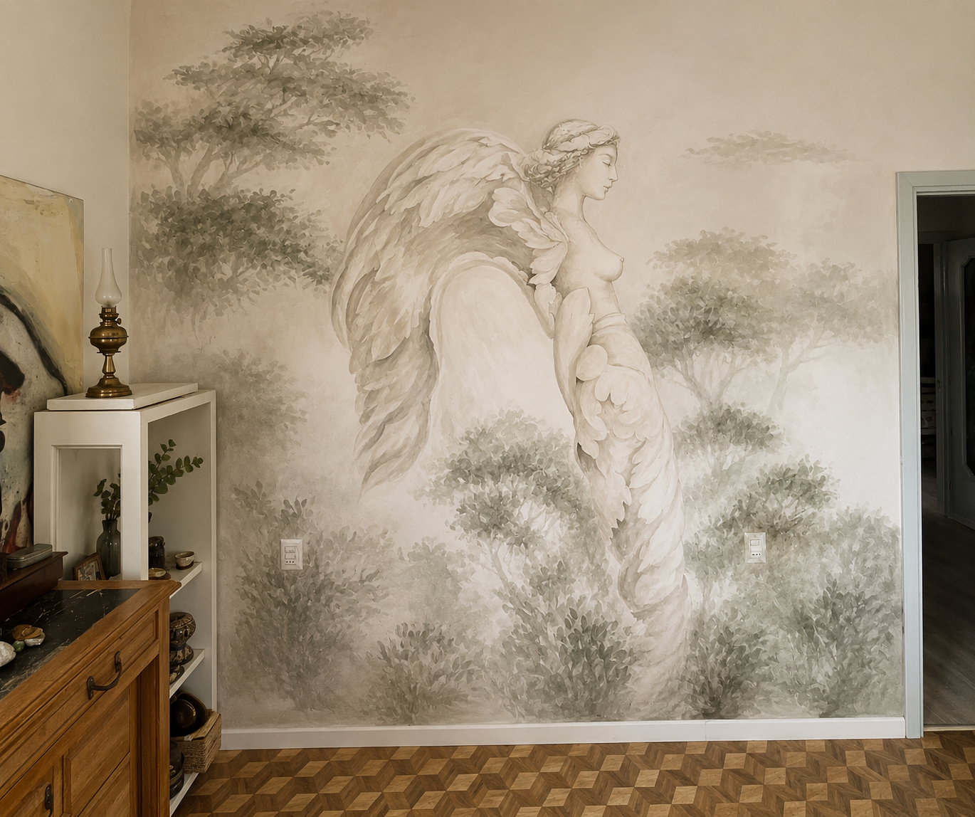 Muro decorato con affresco di una figura femminile con ali, ambientato in un paesaggio con alberi in tonalità di grigio.