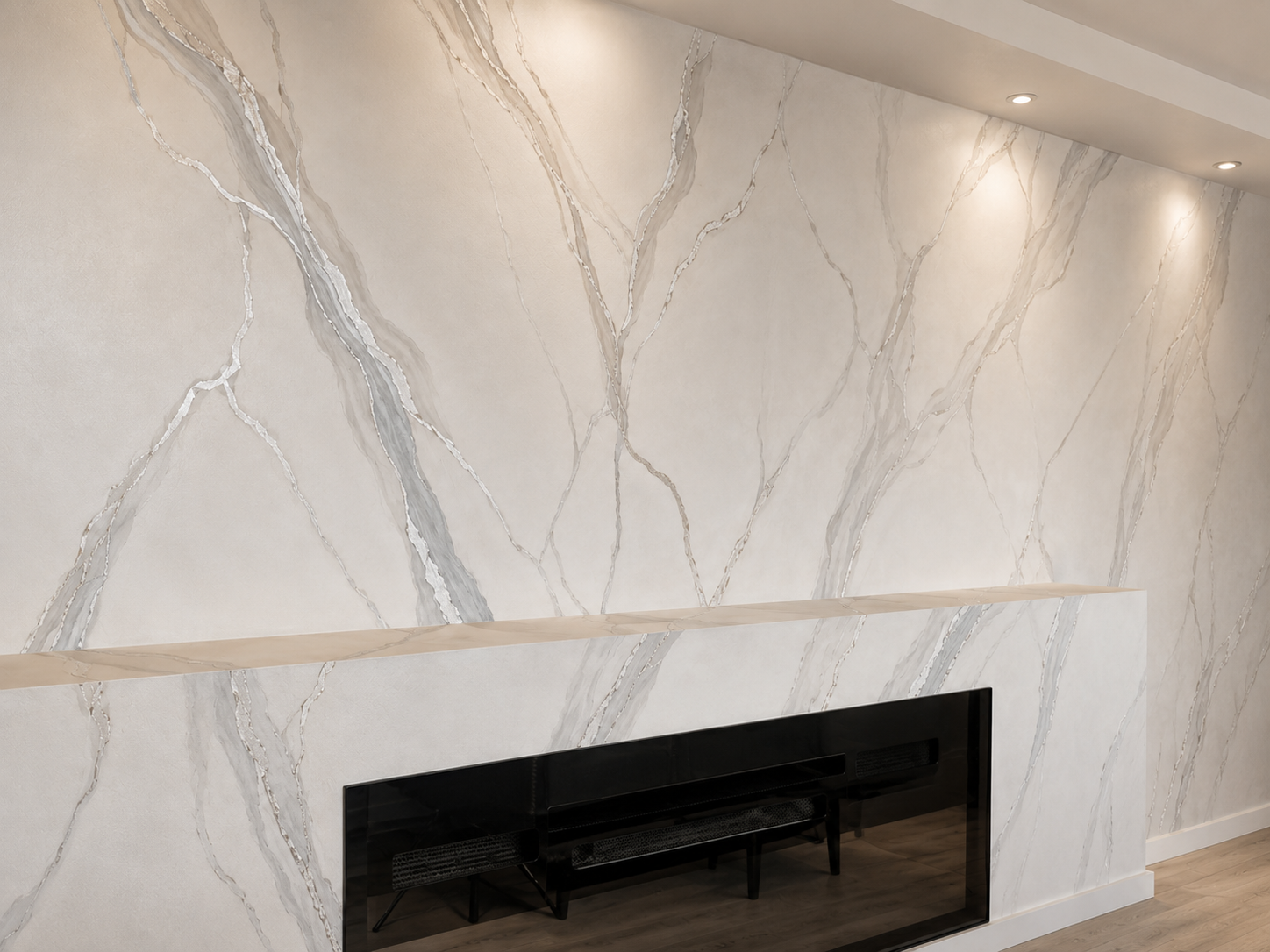 Muro con rivestimento in marmo bianco con venature grigie, camino nero e ripiano decorativo in marmo
