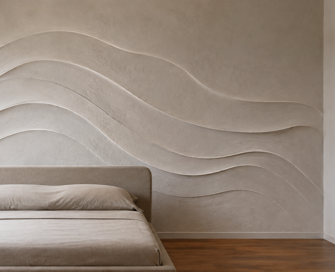Letto con testiera beige in una stanza con parete decorativa con onde tridimensionali