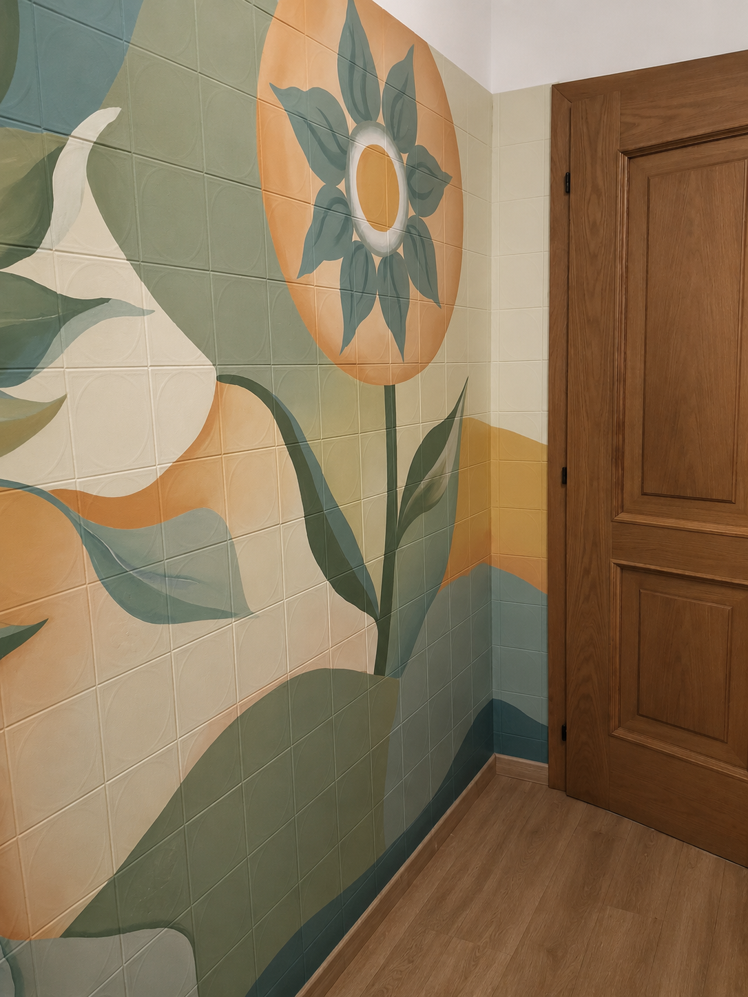 Parete con piastrelle decorate con un fiore stilizzato, toni di verde, beige e arancione, e una porta in legno a destra.