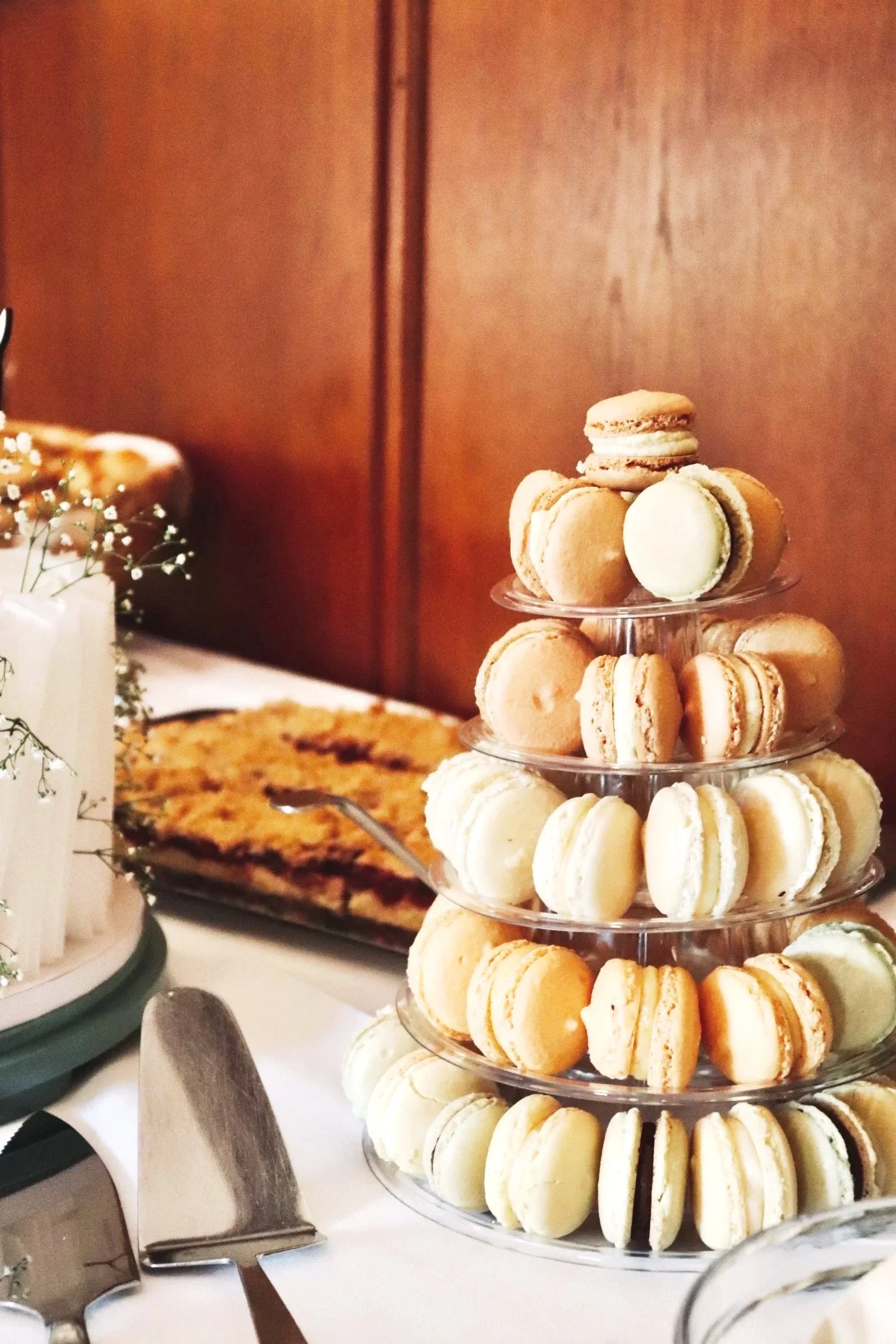 Mehrstöckige Etagere mit bunten Macarons auf einem Dessertbuffet des Hochzeitstages 