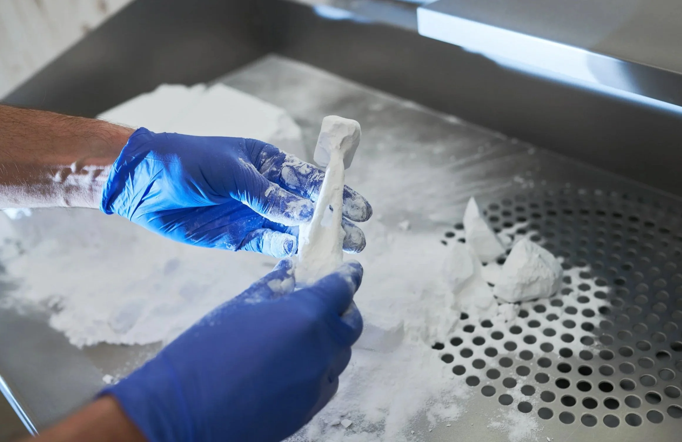 Reinigung eines additiv gefertigten Kunststoffbauteils im SLS-Verfahren