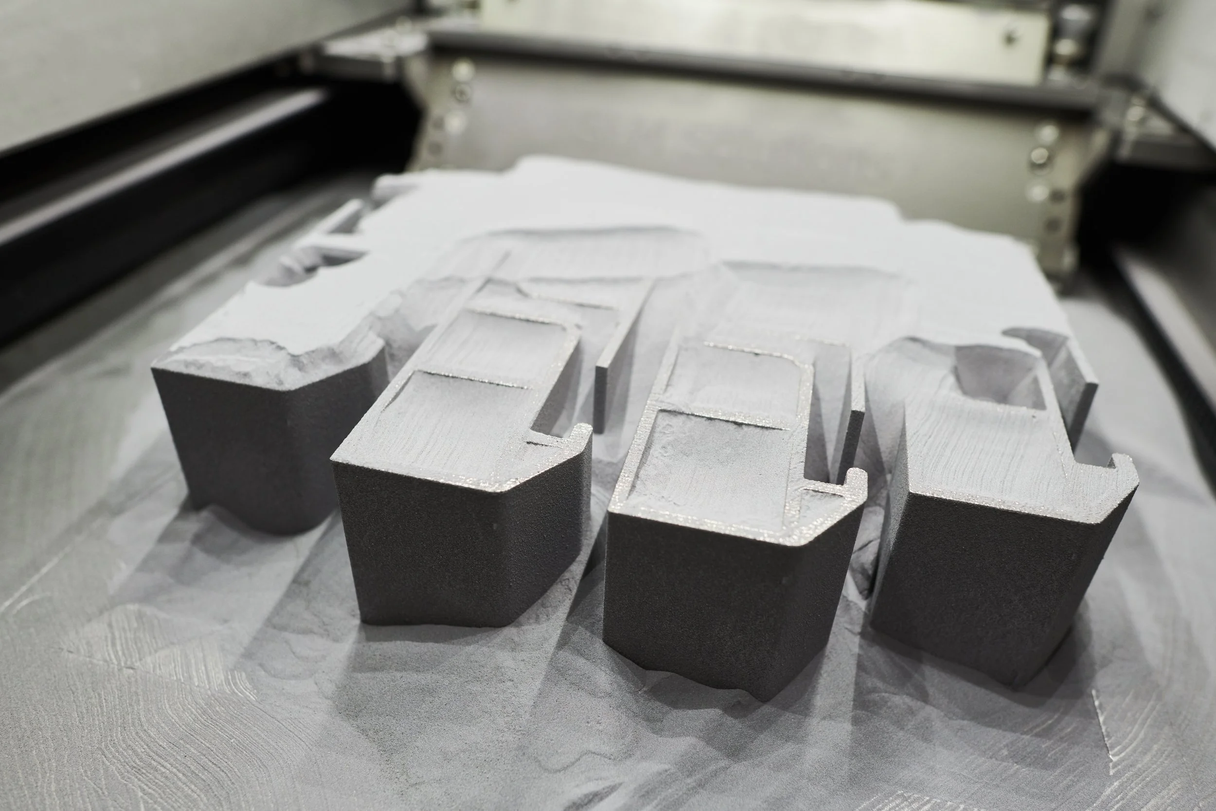 Additiv gefertigte Metallplatte mit filigranem Muster bei Trivion