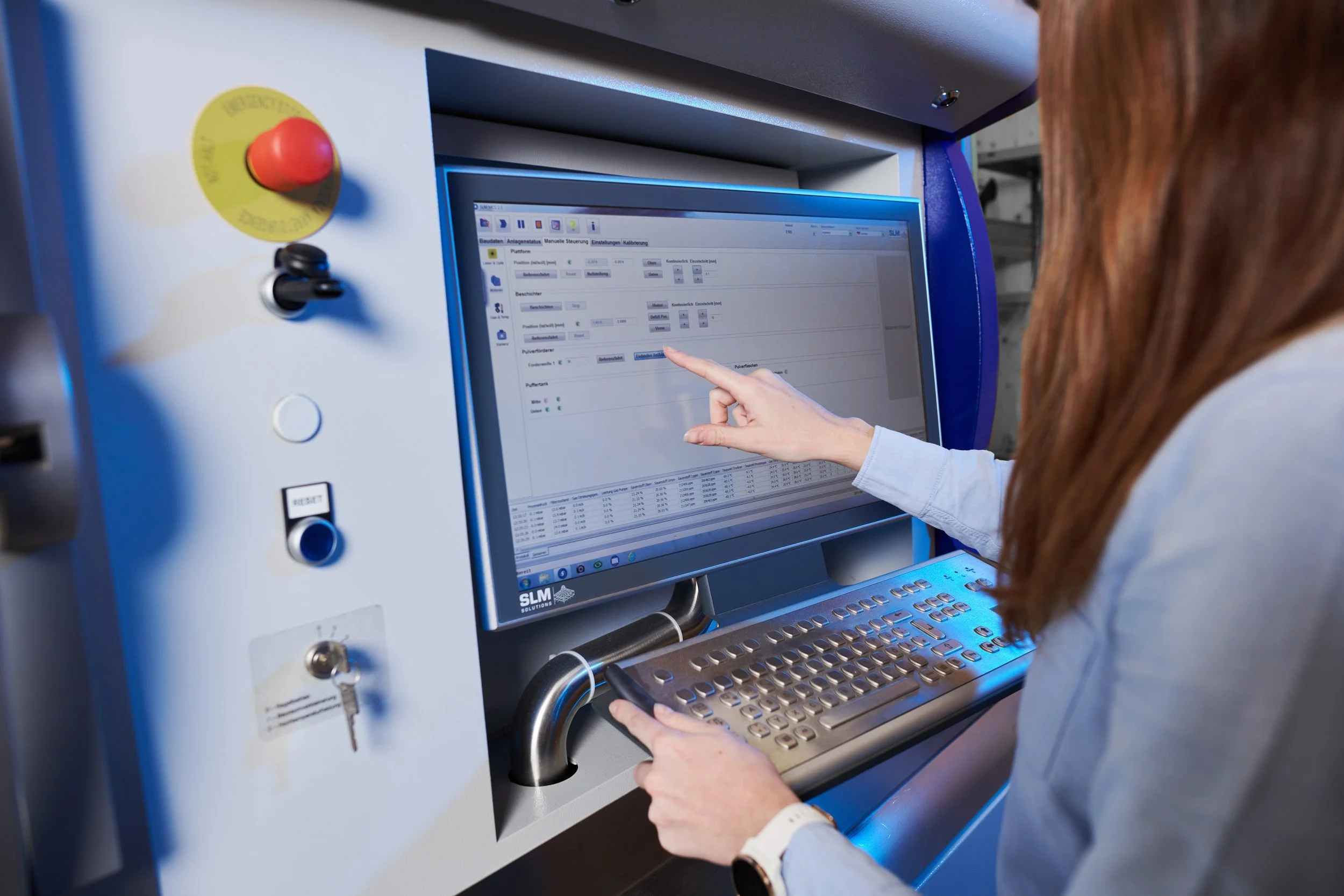 Bedienung des SLM-Druckers über Touchscreen-Steuerung bei Trivion