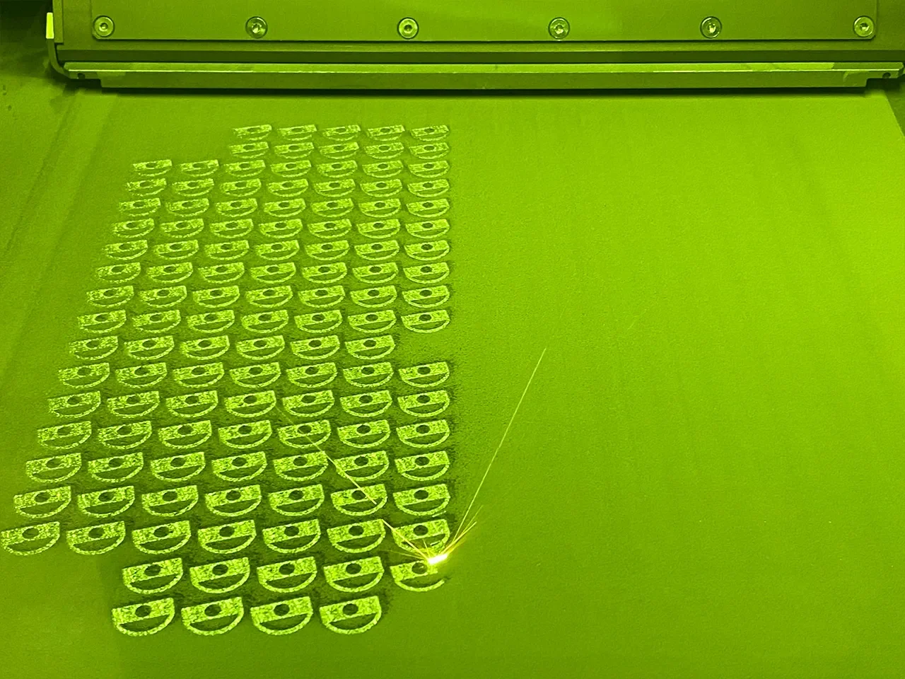 Laserbelichtung des Metallpulvers während des SLM-Drucks bei Trivion