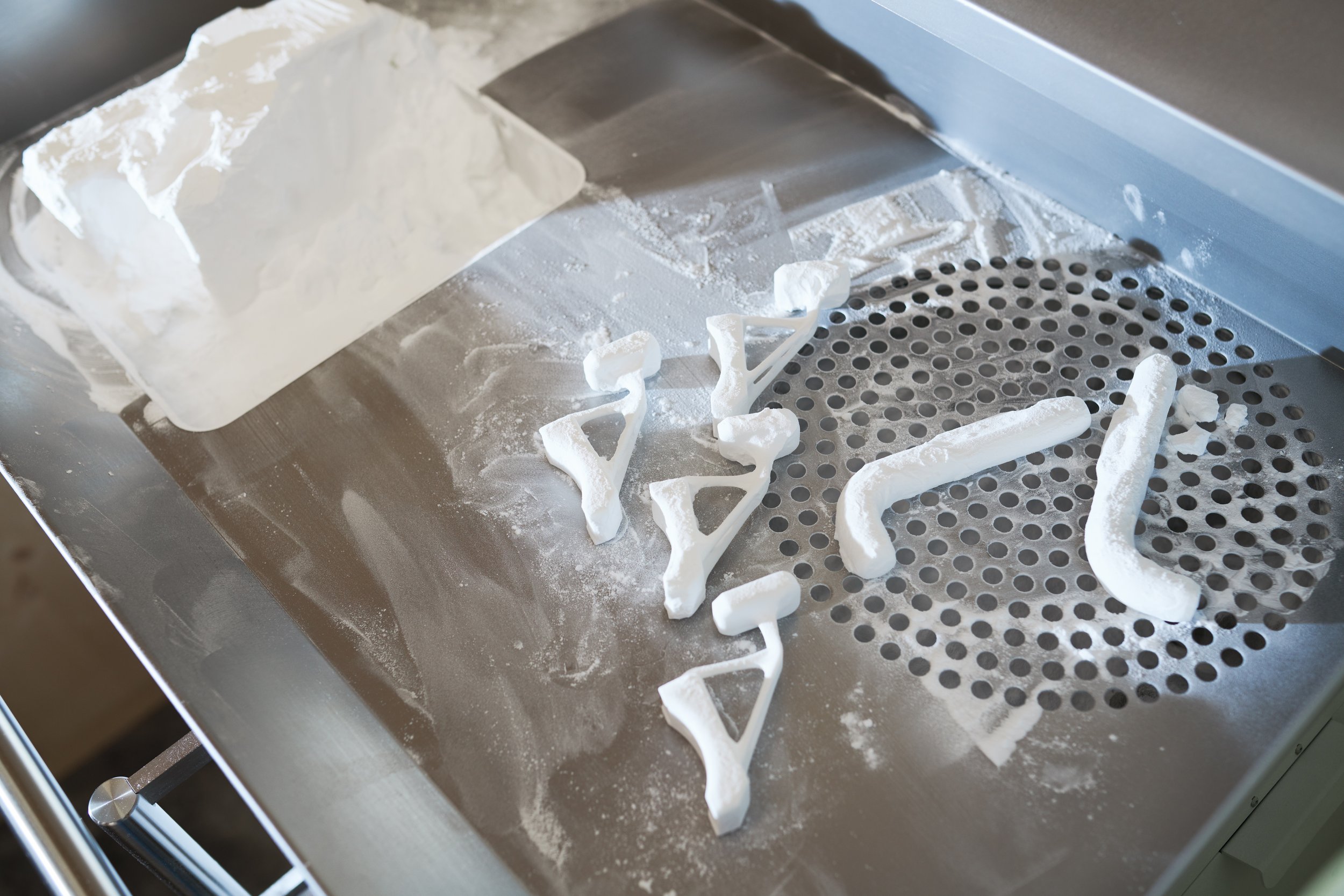 Additiv gefertigte Kunststoffteile nach dem SLS-Druck bei Trivion