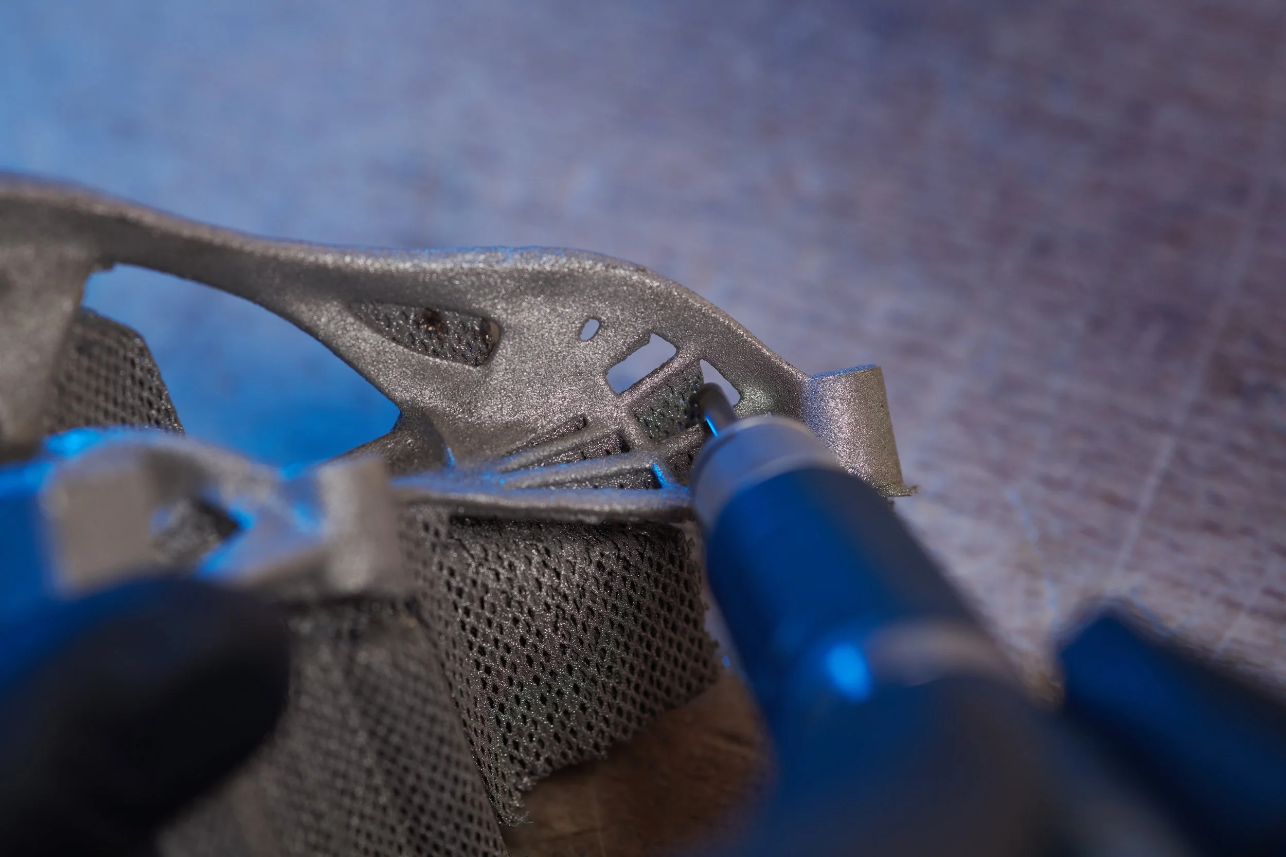 Nachbearbeitung eines additiv gefertigten Metallbauteils bei Trivion