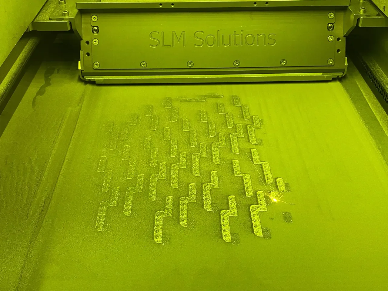 Lasermarkierung auf der Bauplattform des SLM-Druckers bei Trivion