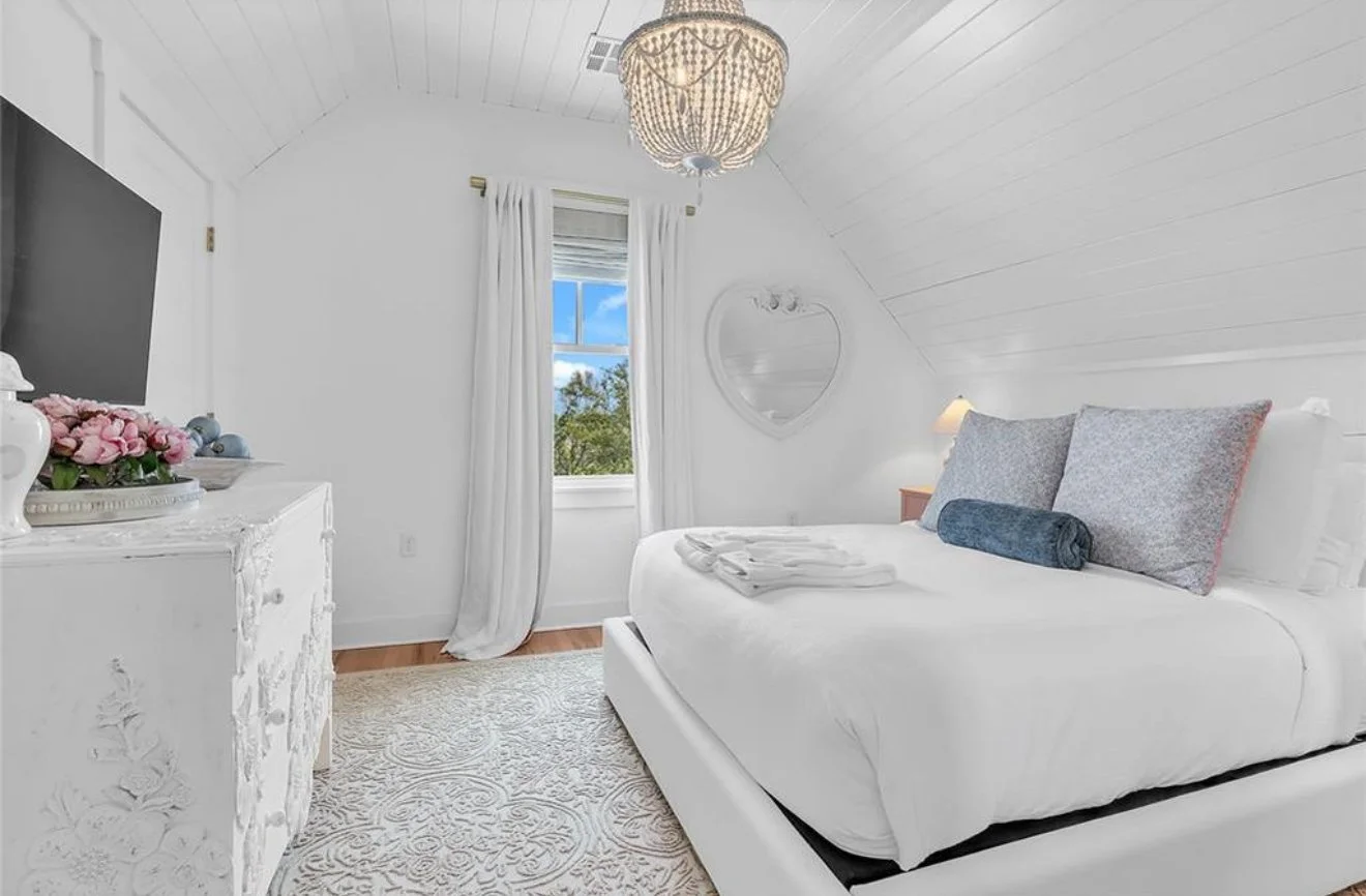 guest bedroom at Pink Firefly Cottage Lake Eufaula vacation rental Carlton Landing