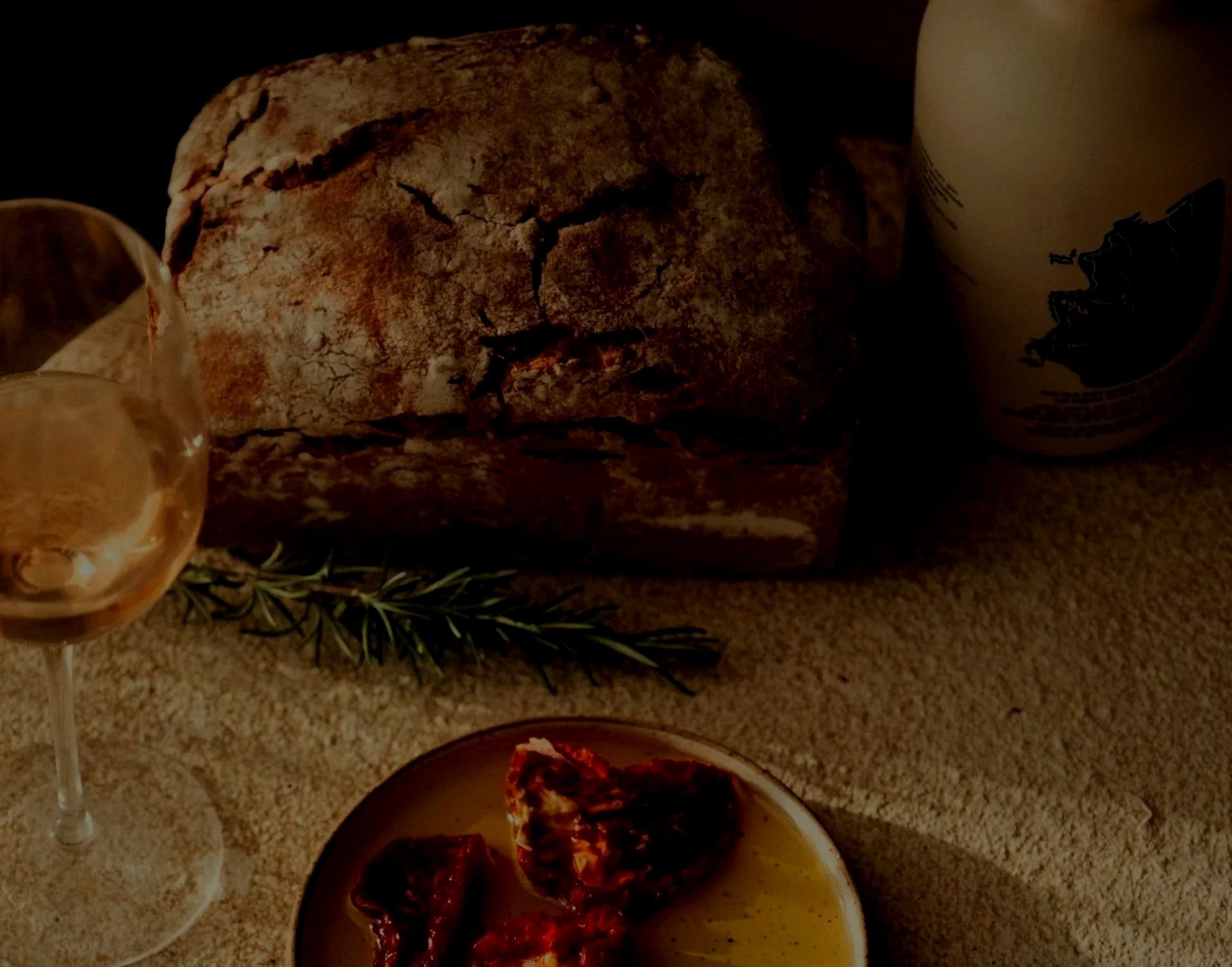 Brood en wijn op tafel wat een warme en veilige bedding symboliseert voor diepgaand innerlijk werk