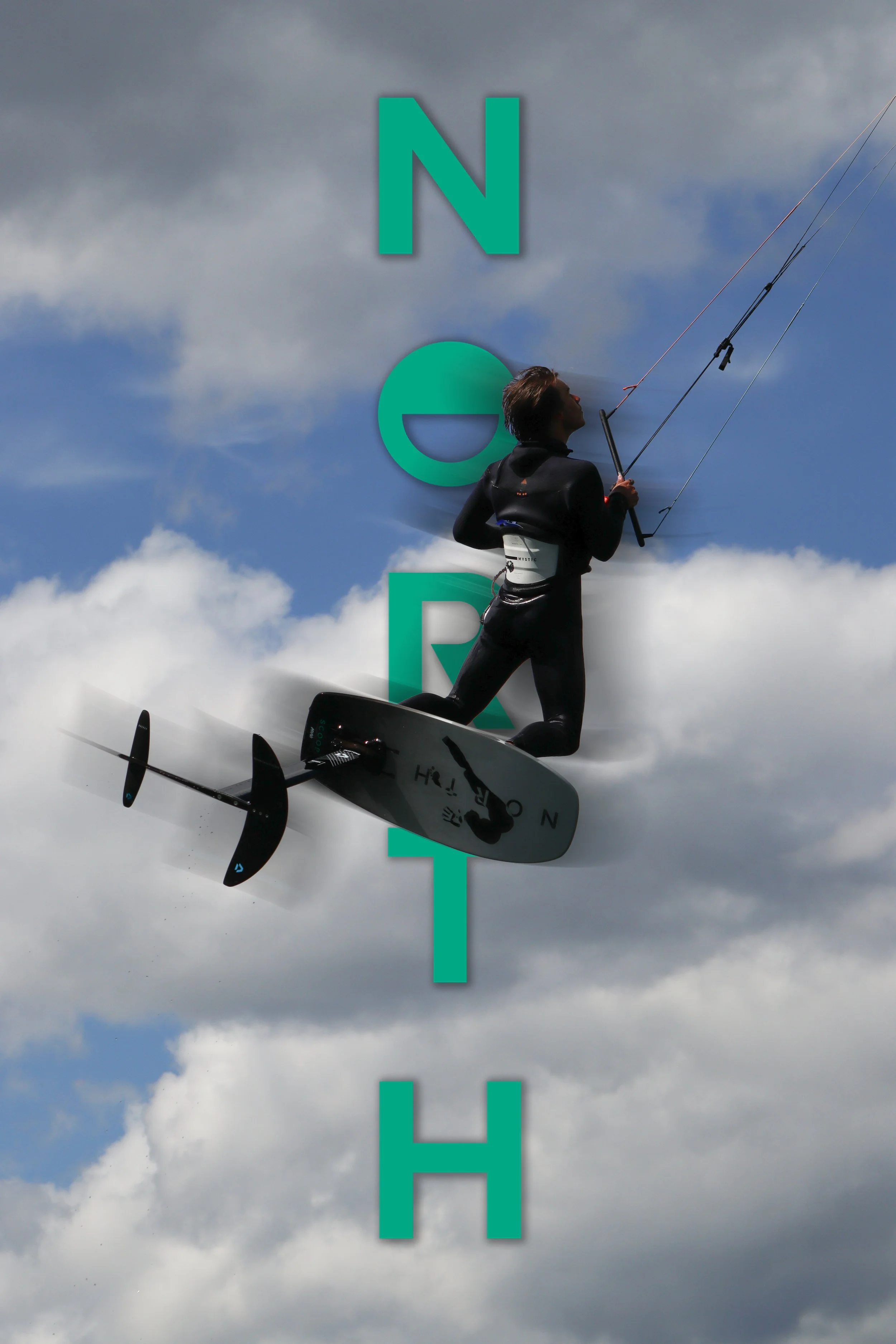 Ein Mann im schwarzen Anzug mit Surfausrüstung auf einem Surfbrett, der in die Luft springt, während dunkle Wolken am Himmel sind.