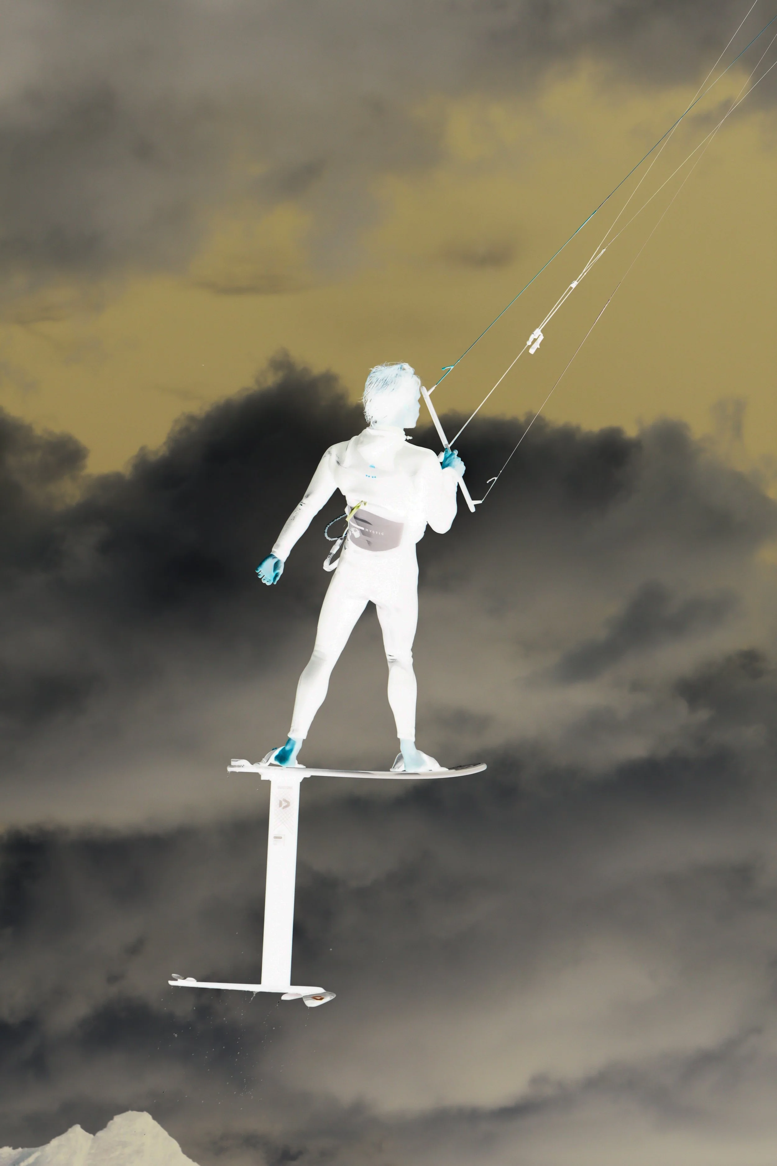 Kiter, in vertauschten Farben, mit dunklen Wolken im Himmel.