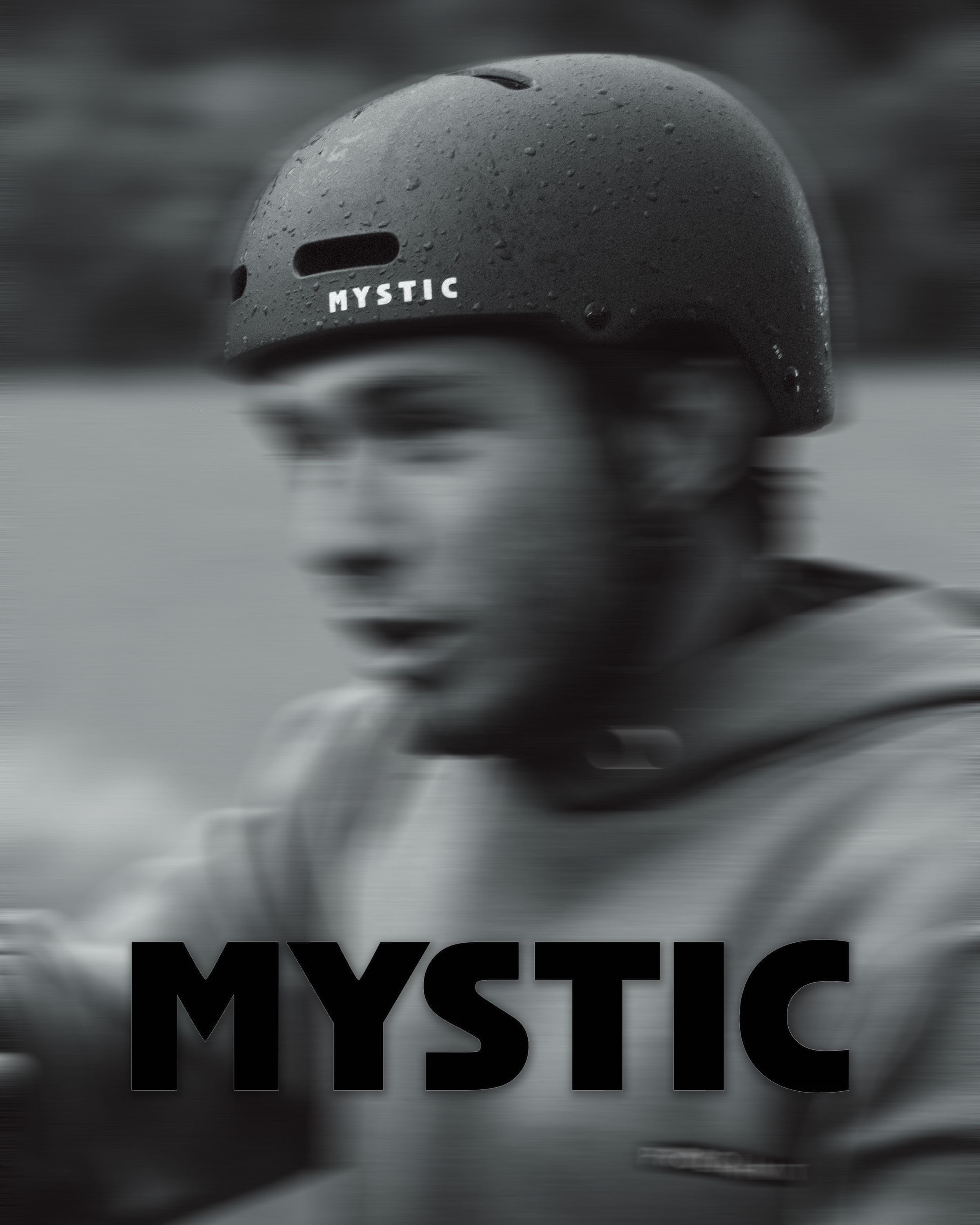 Ein schwarzer Helm mit Wassertröpfchen, der den Schriftzug 'MYSTIC' trägt.