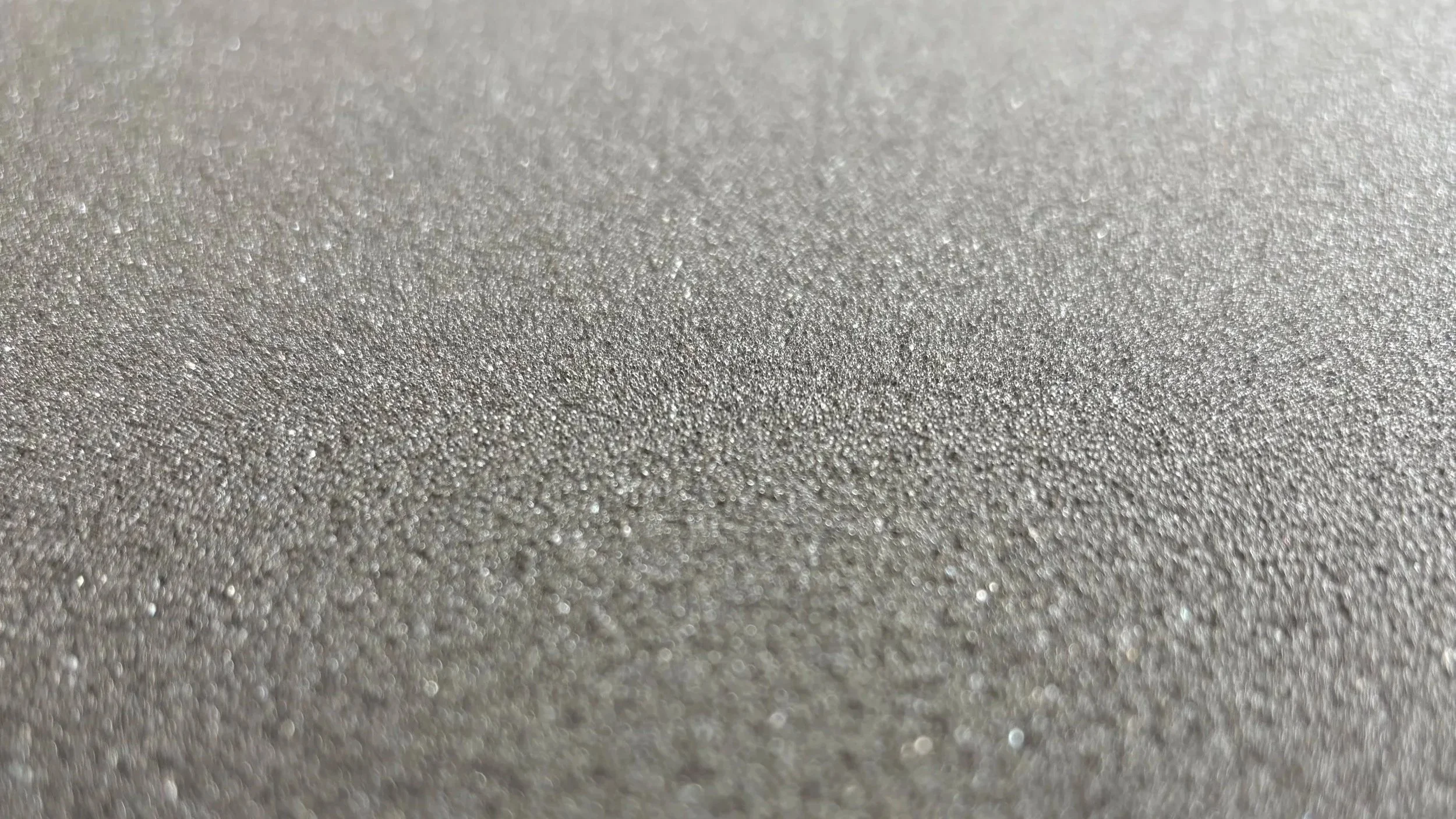 Nahaufnahme eines ausgewählten Polstermaterials für Luxus Pokertische. Handarbeit und exklusive Pokertische kaufen.