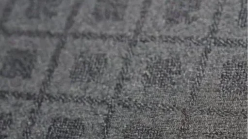 Ein schwarzes Speed Cloth, texturierter Stoff mit einem Hauch von Glanz.