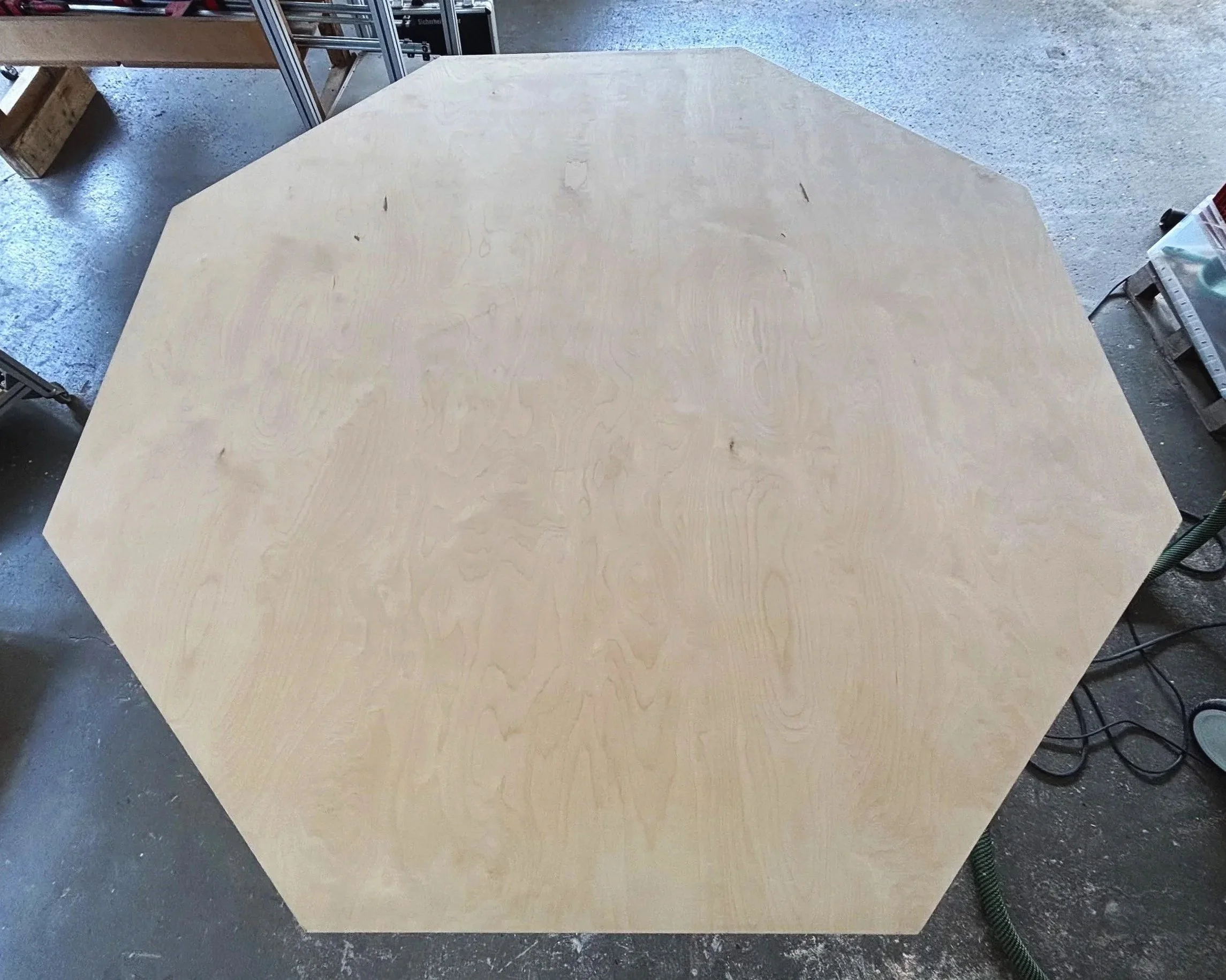 Der solide und durchdachte Grundgerüst eines Luxus Pokertisches. Holz mit Qualität. Pokertisch kaufen.