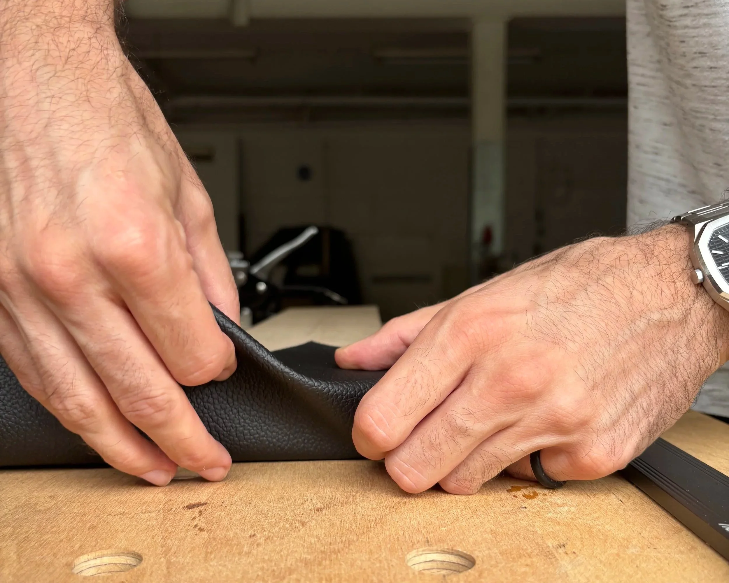 Polsterung einer exklusiven Armlehne für einen Luxus Pokertisch. Echte Handarbeit, exklusive Materialen (Leder, Holz, Polsterung). Individueller Pokertisch.