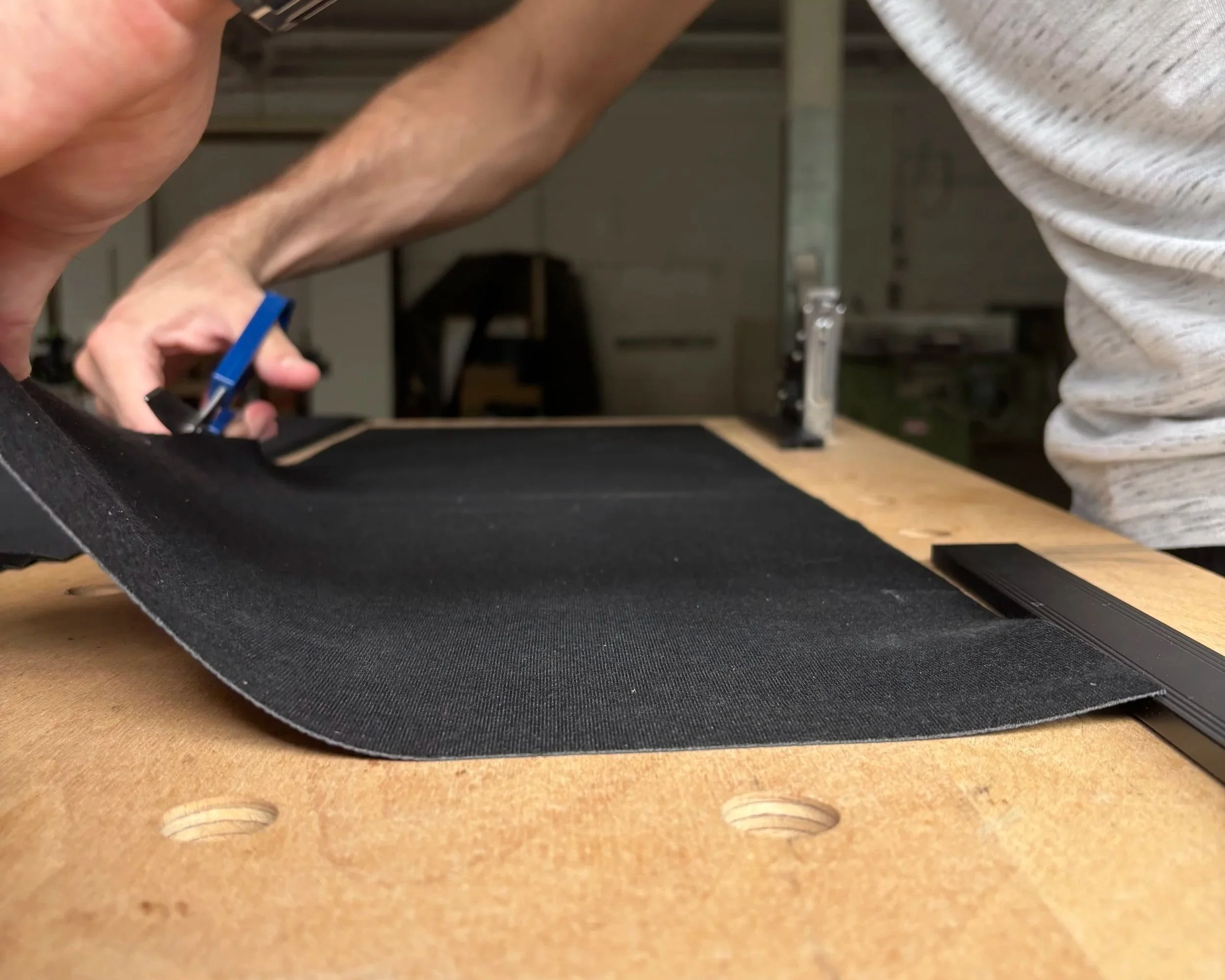 Nahaufnahme des Herstellungsprozesses der Armlehnen eines Luxus Pokertisches. Individuell. Pokertisch kaufen.