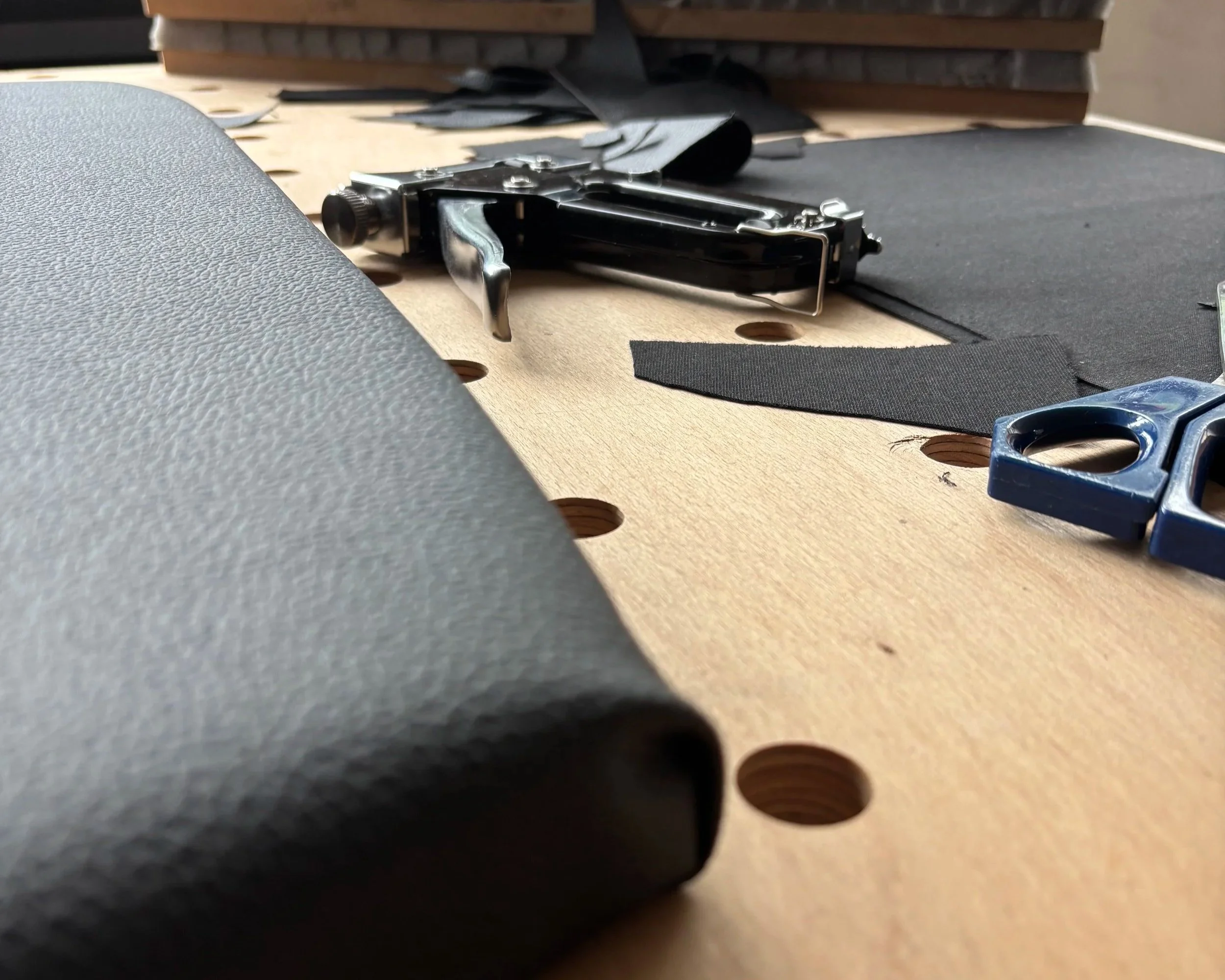 Eine Nahaufnahme einer Luxus Armlehne für Luxus Pokertische. Handarbeit, individuell, exklusive Verarbeitung. Perfekter Pokertisch.