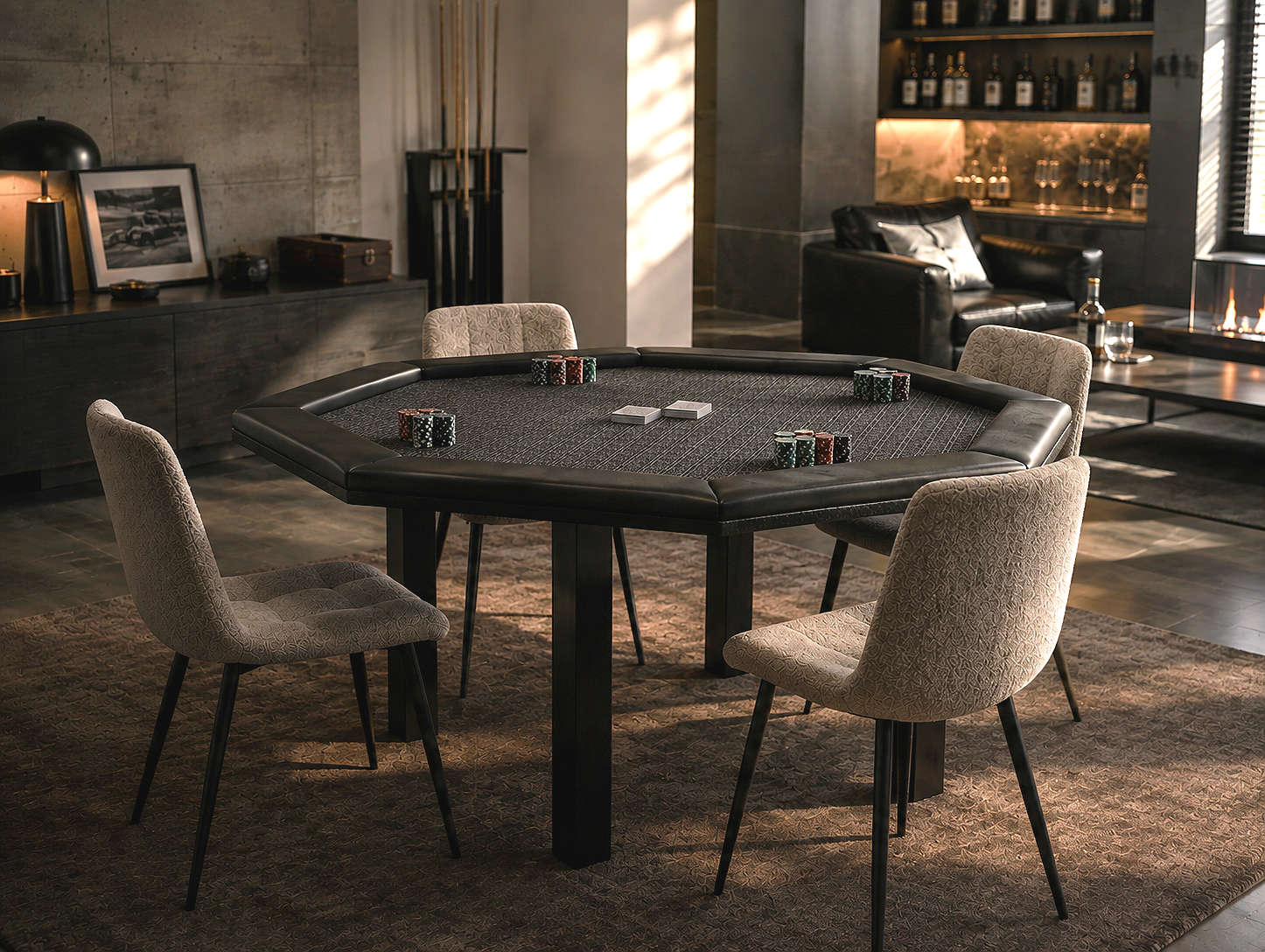 Ein eleganter Raum mit Pokertisch, Stühlen, Sofas, einem Kamin und dekorativen Elementen. LED-Beleuchtung und hochwertige Einrichtung.