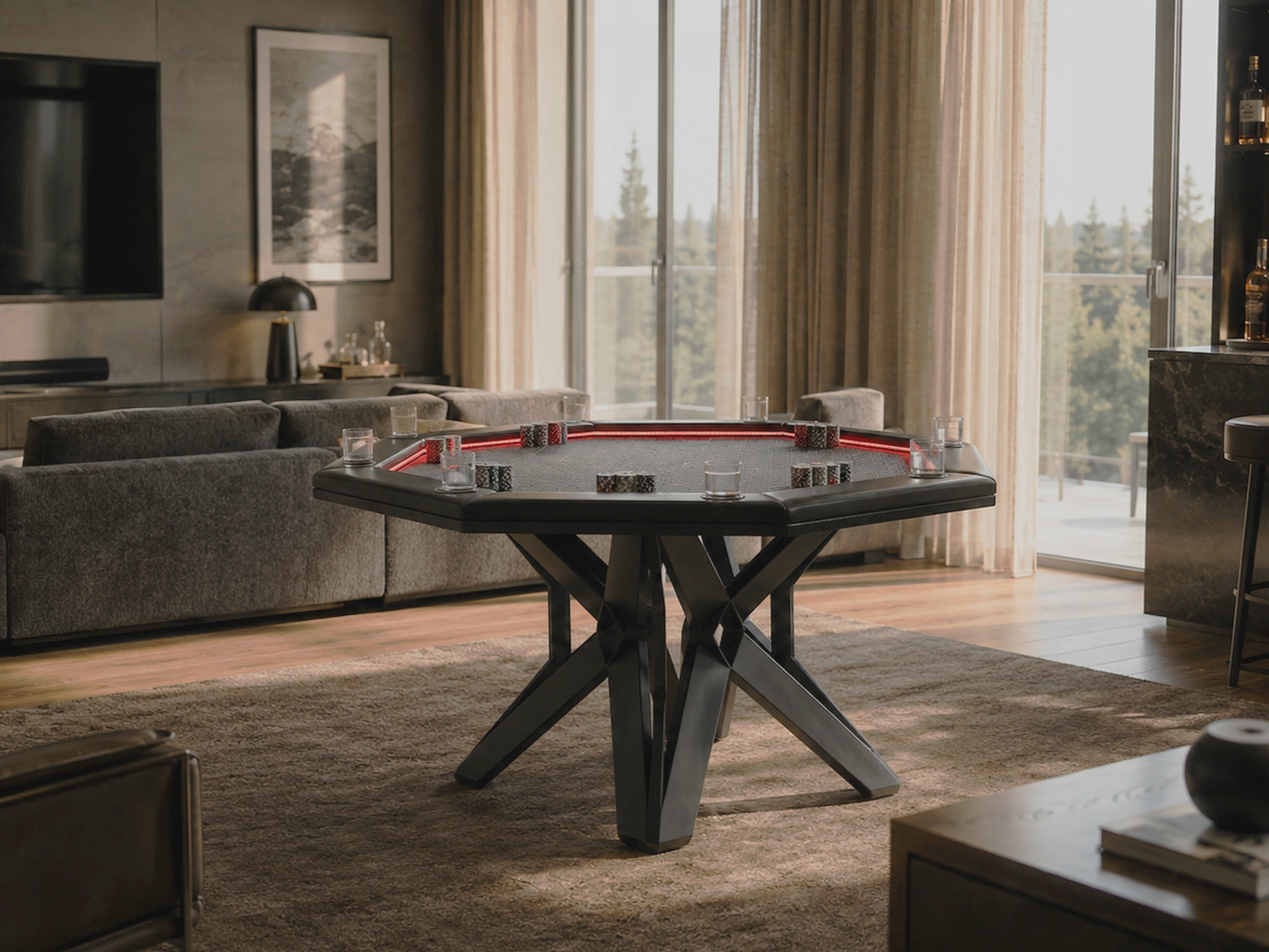 Ein Wohnzimmer mit einem Poker- oder Spieltisch in der Mitte, umgeben von Sofas, mit Blick auf einen Balkon und große Fenster, natürliche Beleuchtung.