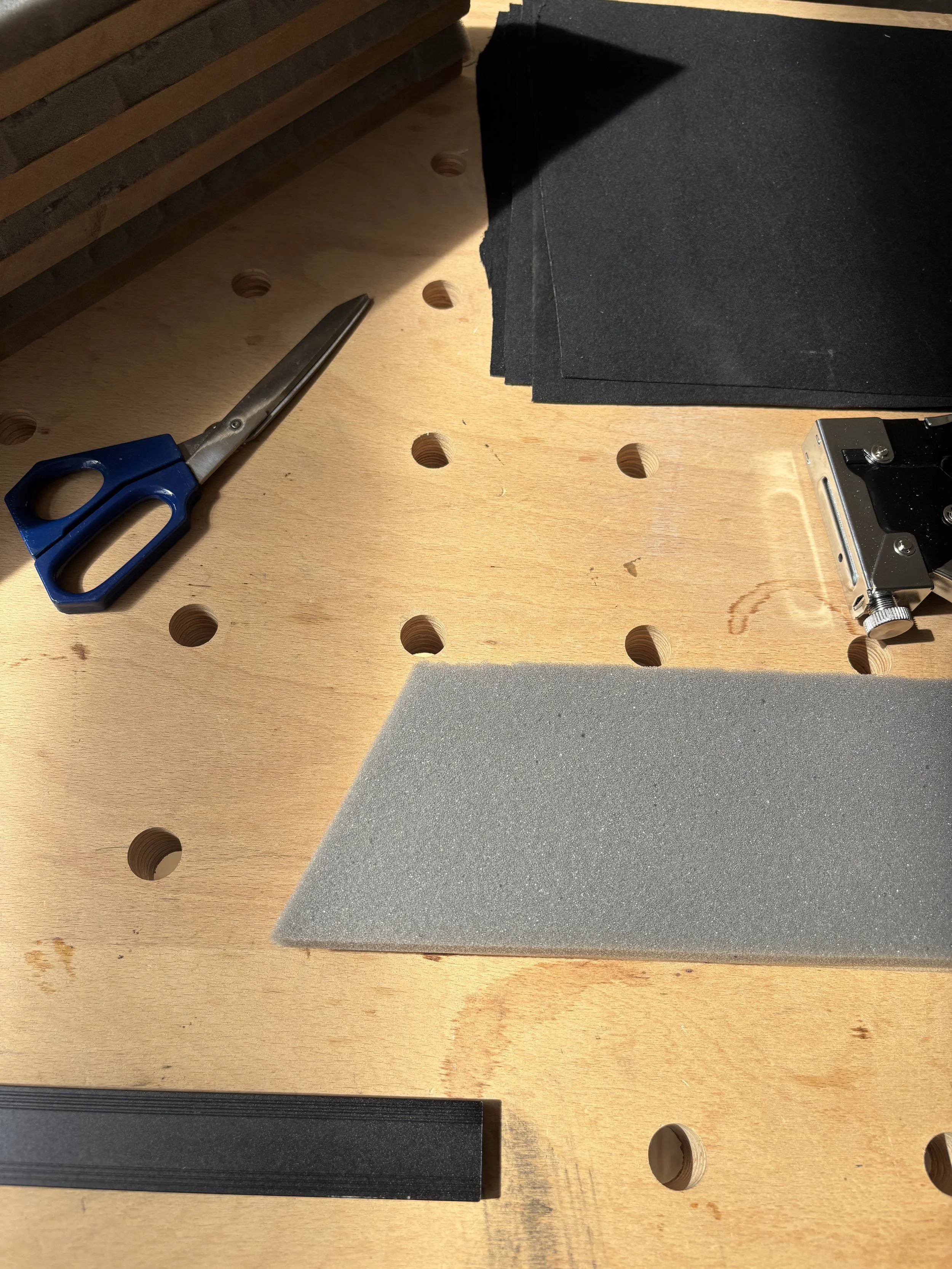 Werkzeug und Materialien die zu einem Luxus Pokertisch verarbeitet werden. Echtes Leder. Echte Handarbeit. Pokertisch kaufen.