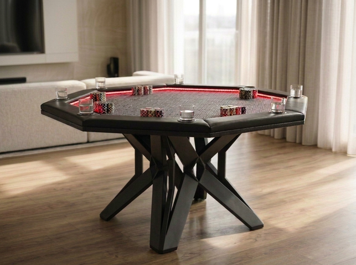 Ein Pokertisch mit Chips, Gläsern und Beleuchtung in einem Wohnzimmer mit Holzboden und großen Fenstern.