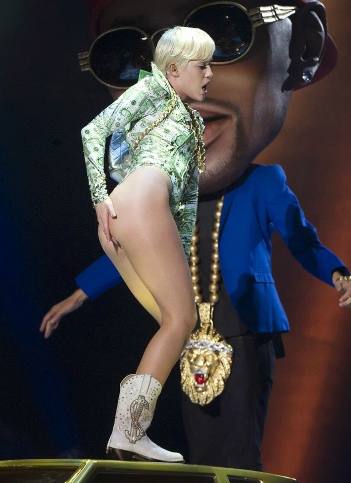 Miley Cyrus With Hand On The Buttock.jpg