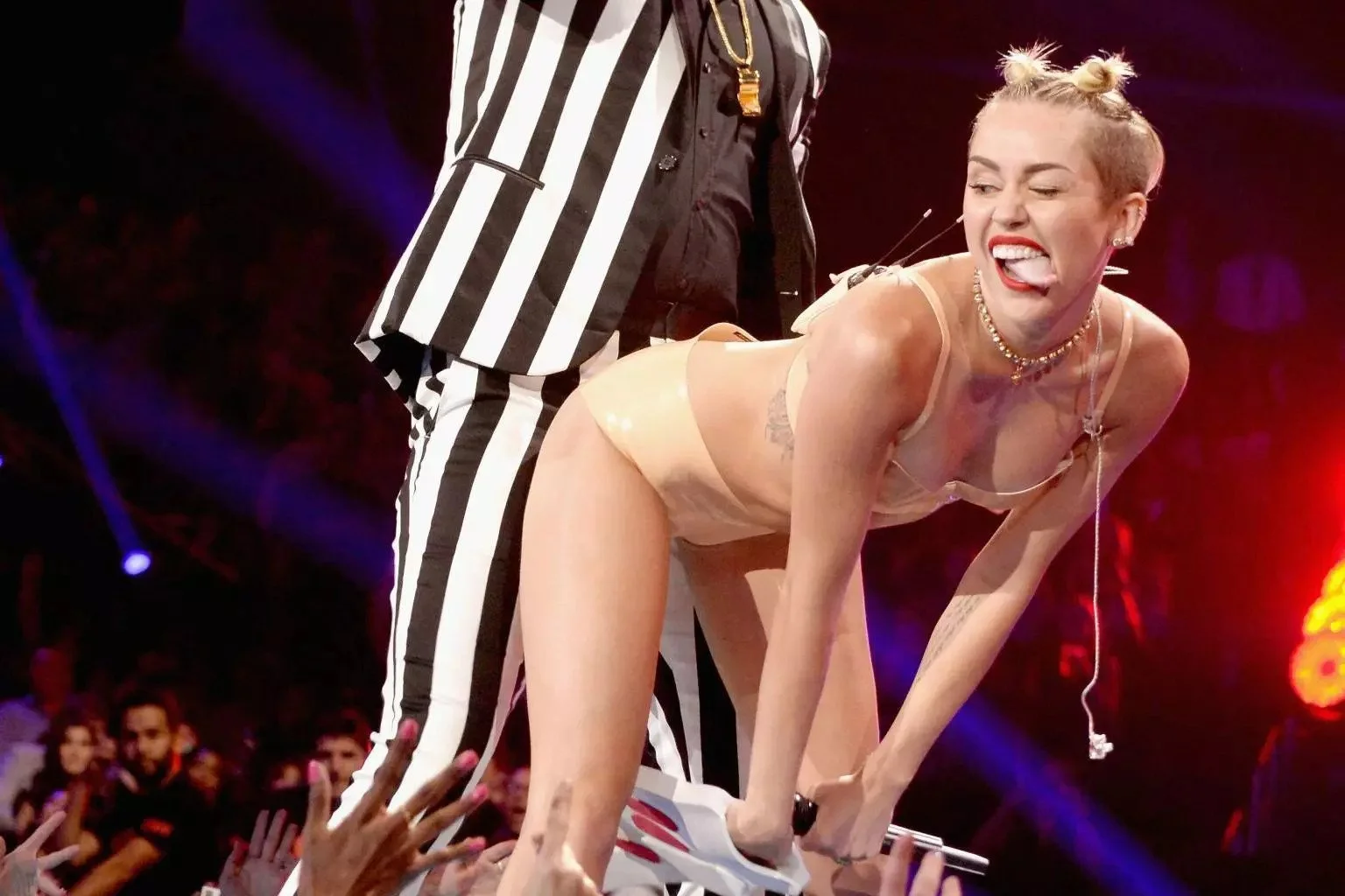 Miley Cyrus With The Tongue Out In Concert.jpg