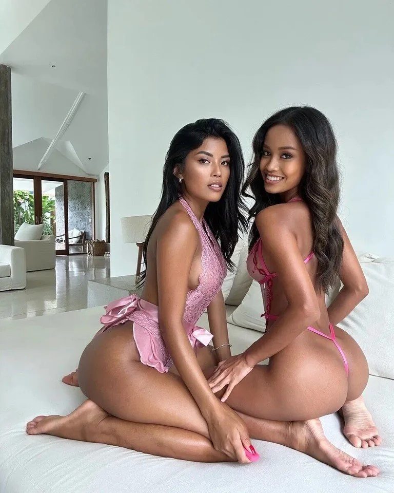 Putri Cinta posiert in rosa Dessous.jpg
