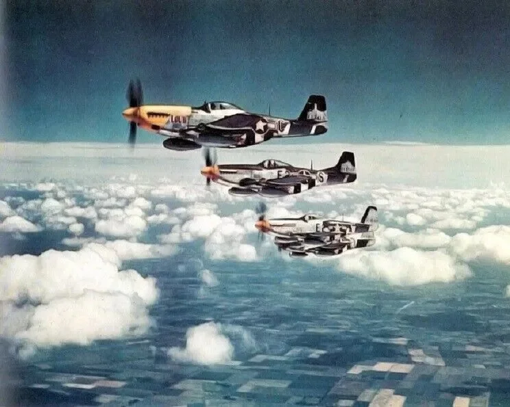 P-51 Mustangs Flying formation WW2.jpg