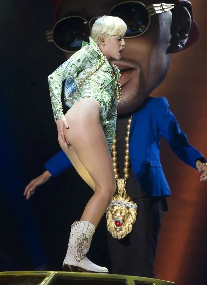 Miley Cyrus With Hand On The Buttock.jpg