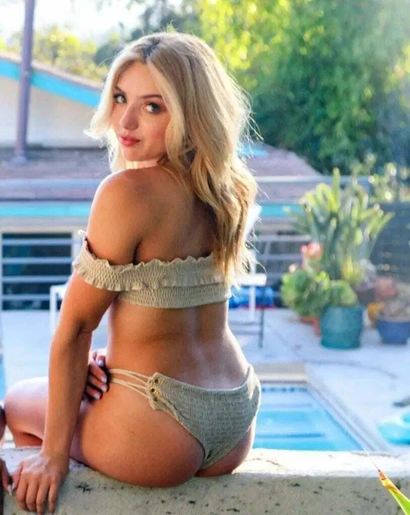 Peyton List posiert im Bikini.jpg