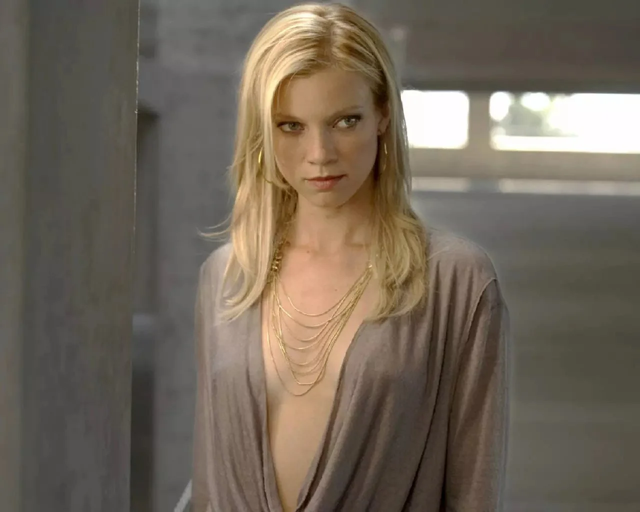 Amy Smart Neckline.jpg