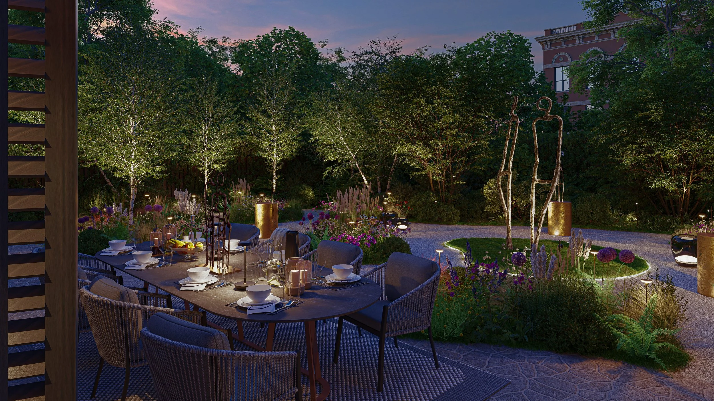 Etenstafel in een tuin met tafellinnen, servies, kaarsen en decoraties bij avond, met boomverlichting en een versierde tuin in de achtergrond.