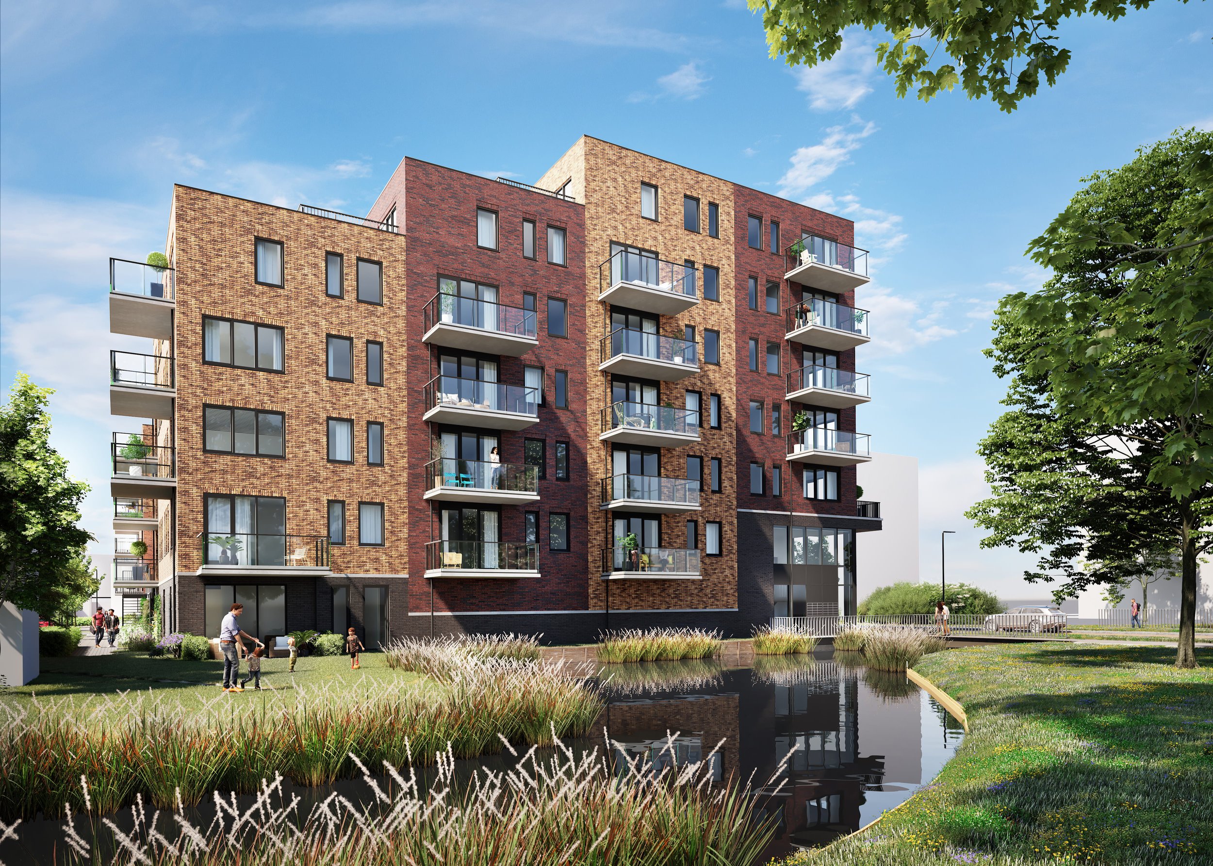 Moderne vijf verdiepingen tellende appartementengebouw met glazen balkons, gelegen langs een waterpartij, omringd door groen gras en bomen, met mensen die genieten in de tuin.