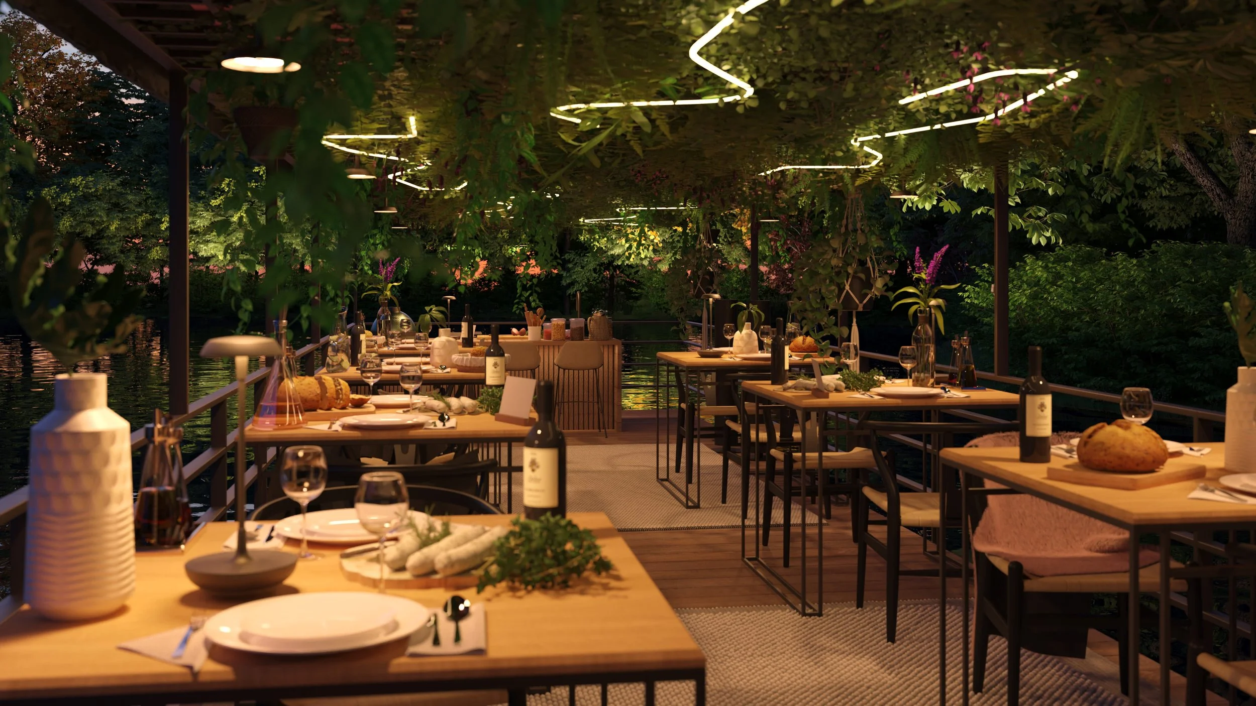 Tafels met drankjes, borden en decoraties op een buitendek bij schemering, omgeven door groene planten en bomen.