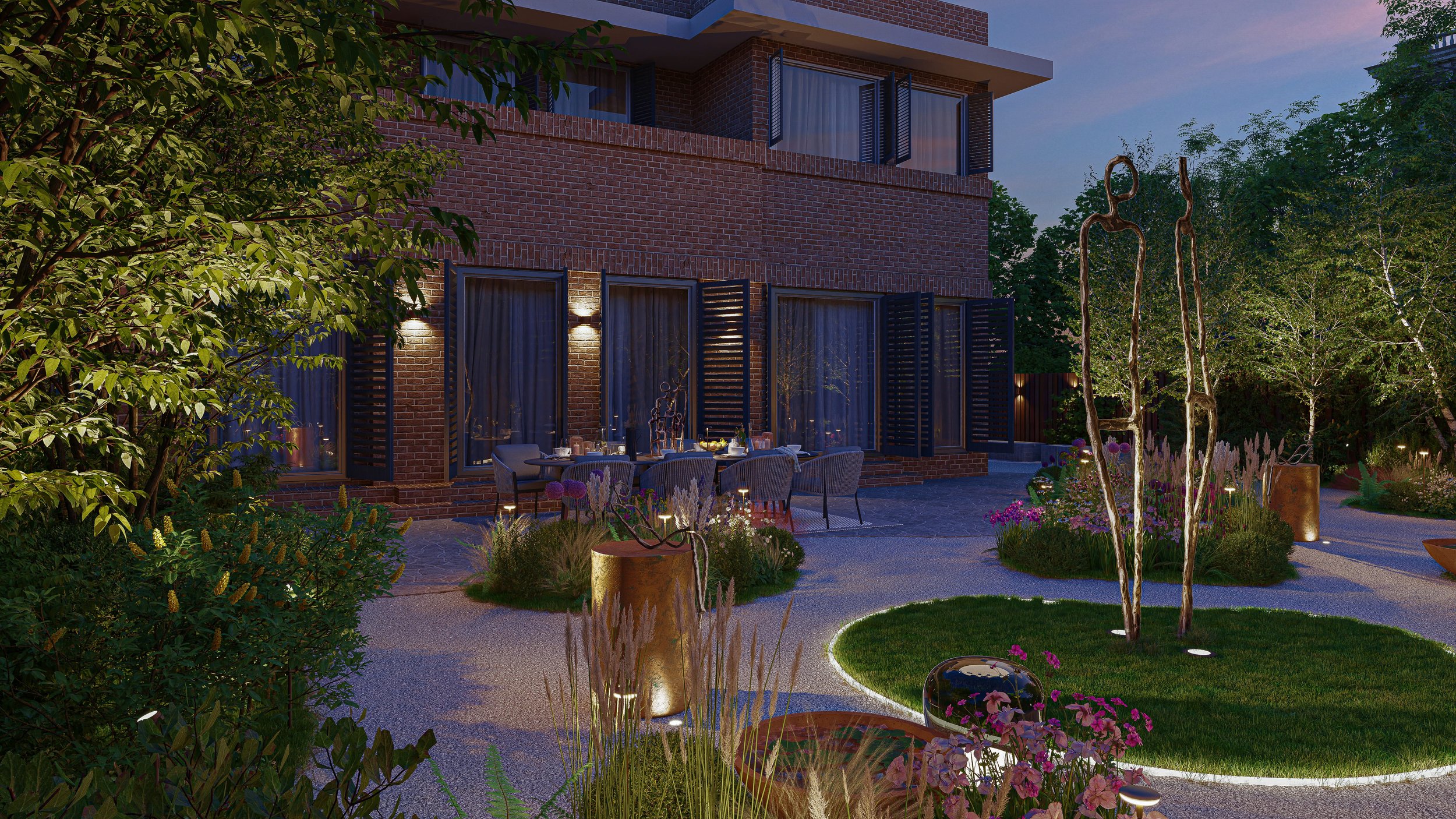 Tuin bij een modern huis 's avonds met een buitentafel, stoelen, verlichte planten en beelden.