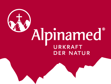 Logo von Alpinamed mit Bergsilhouette und Slogan 'Urkraft der Natur' auf rotem Hintergrund.