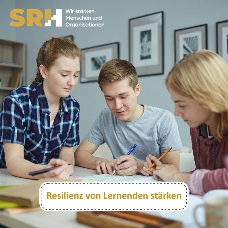 Drei junge Menschen sitzen um einen Tisch, arbeiten gemeinsam an einem Projekt, in einem Raum mit mehreren Schwarz-Weiß-Fotografien an der Wand. Es gibt Text und Logo im oberen linken Bereich.