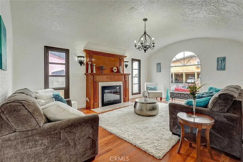   SOLD!   
 $799,999  
 5723 Ensign Ave, North Hollywood  
 Represented the Buyer  