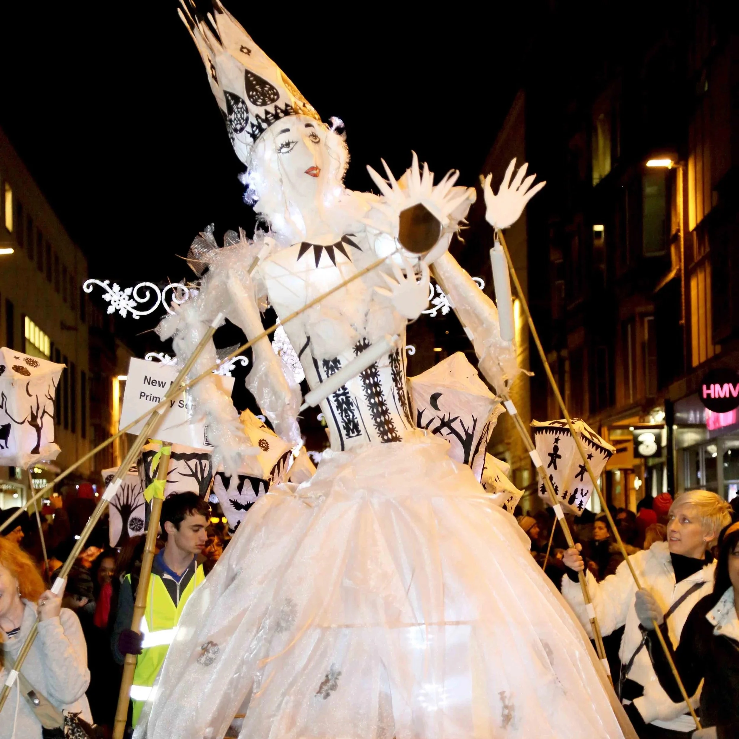 WHOLE-SCHOOL BUILDS & PARADES

Lanterns, carnival, large-scale puppets and ambitious collaborative builds.