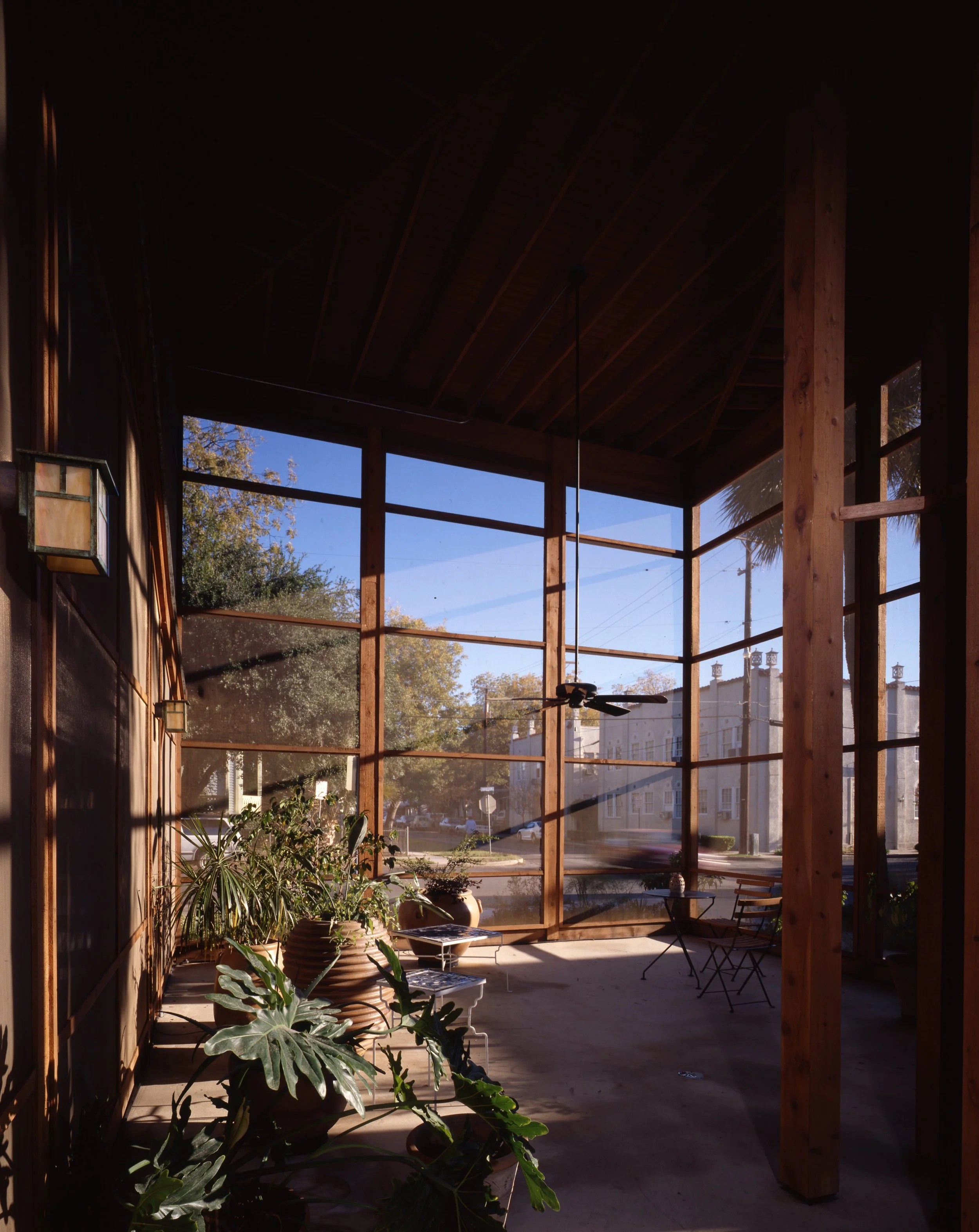 Screen room, Madison Street Residence, San Antonio, Texas, 1995. Photo by Larry Pearlstone
