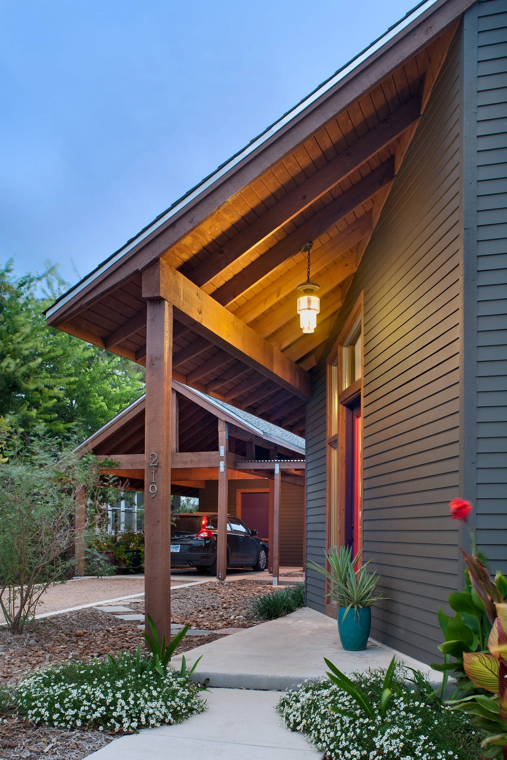 Side view, Devine Street Residence, San Antonio, Texas, 2009. Photo by Chris Cooper Photography