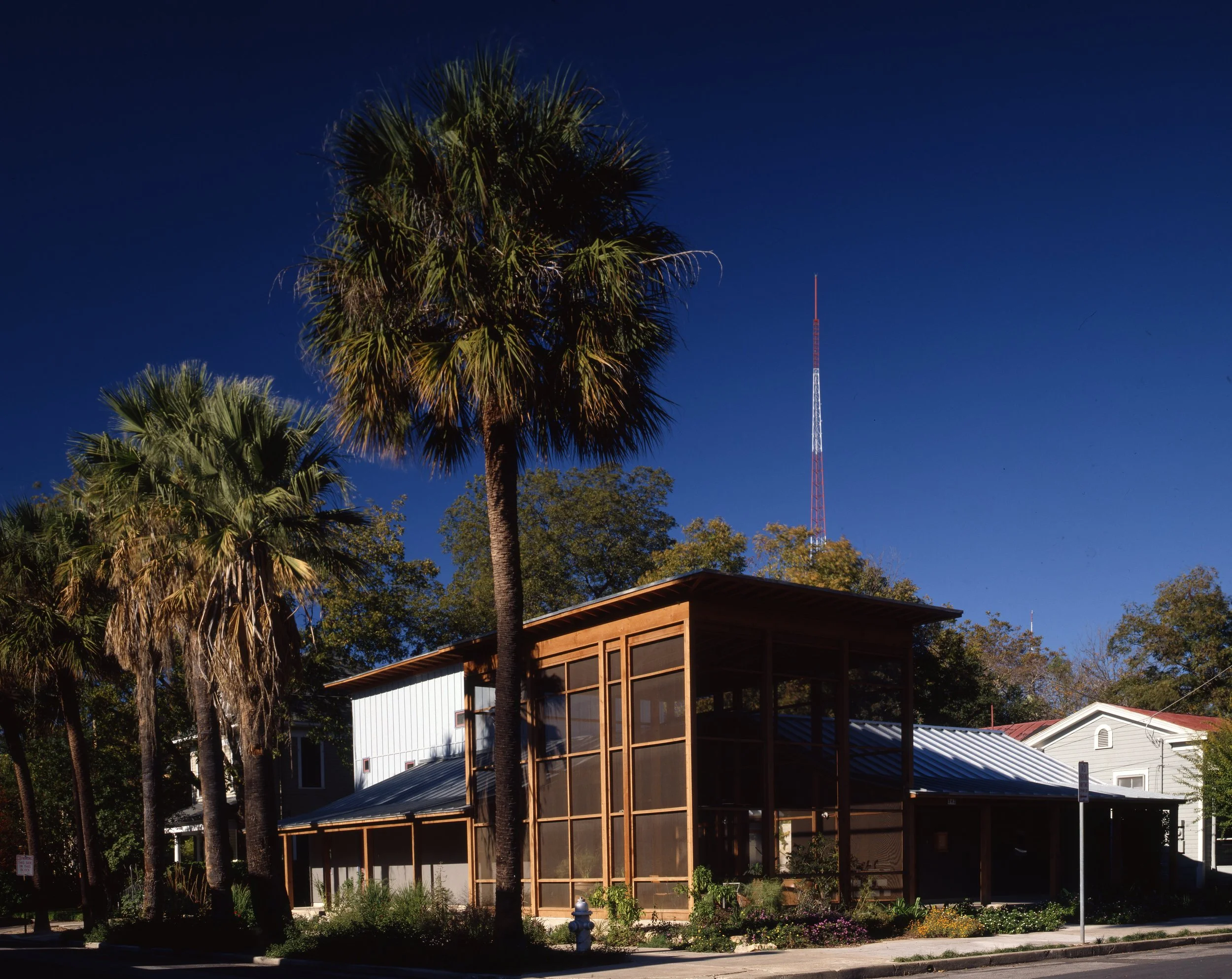 Exterior view, Madison Street Residence, San Antonio, Texas, 1995. Photo by Larry Pearlstone