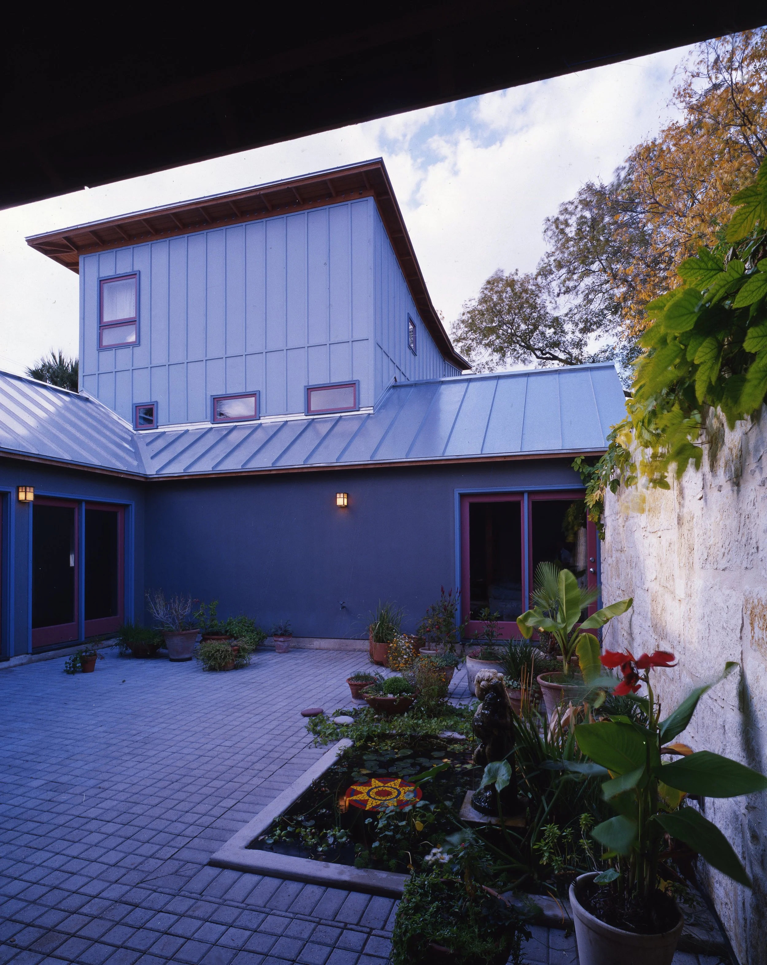 Courtyard, Madison Street Residence, San Antonio, Texas, 1995. Photo by Larry Pearlstone